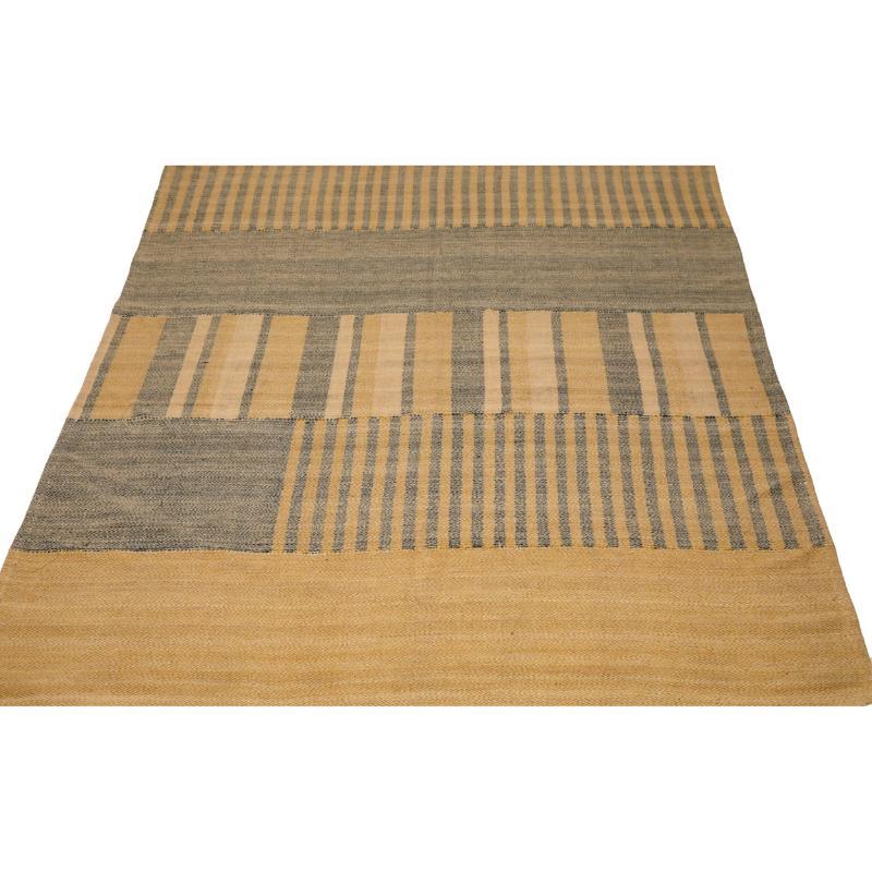 Découvrez l'élégance des tapis d'Afghanistan Abadeh de Circa 1990. Conçu avec de la laine et du Design/One, ce design exclusif est parfait pour mettre en valeur votre espace.