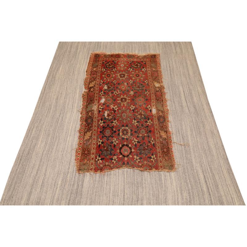 Entdecken Sie die Eleganz von Afghanistan Abadeh mit Teppichen von Circa 1990. Dieses exklusive Design aus Wolle und Elfenbeinrot ist perfekt, um Ihren Raum zu verschönern.