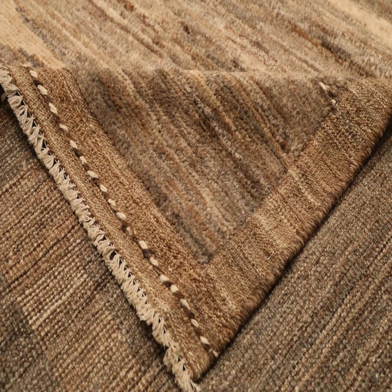 Entdecken Sie die Eleganz von Afghanistan Abadeh mit dem Over-Size-Teppich von CIRCA 1990. Dieses exklusive Design aus Wolle und Braun-Elfenbein ist perfekt, um Ihren Raum zu verschönern.
