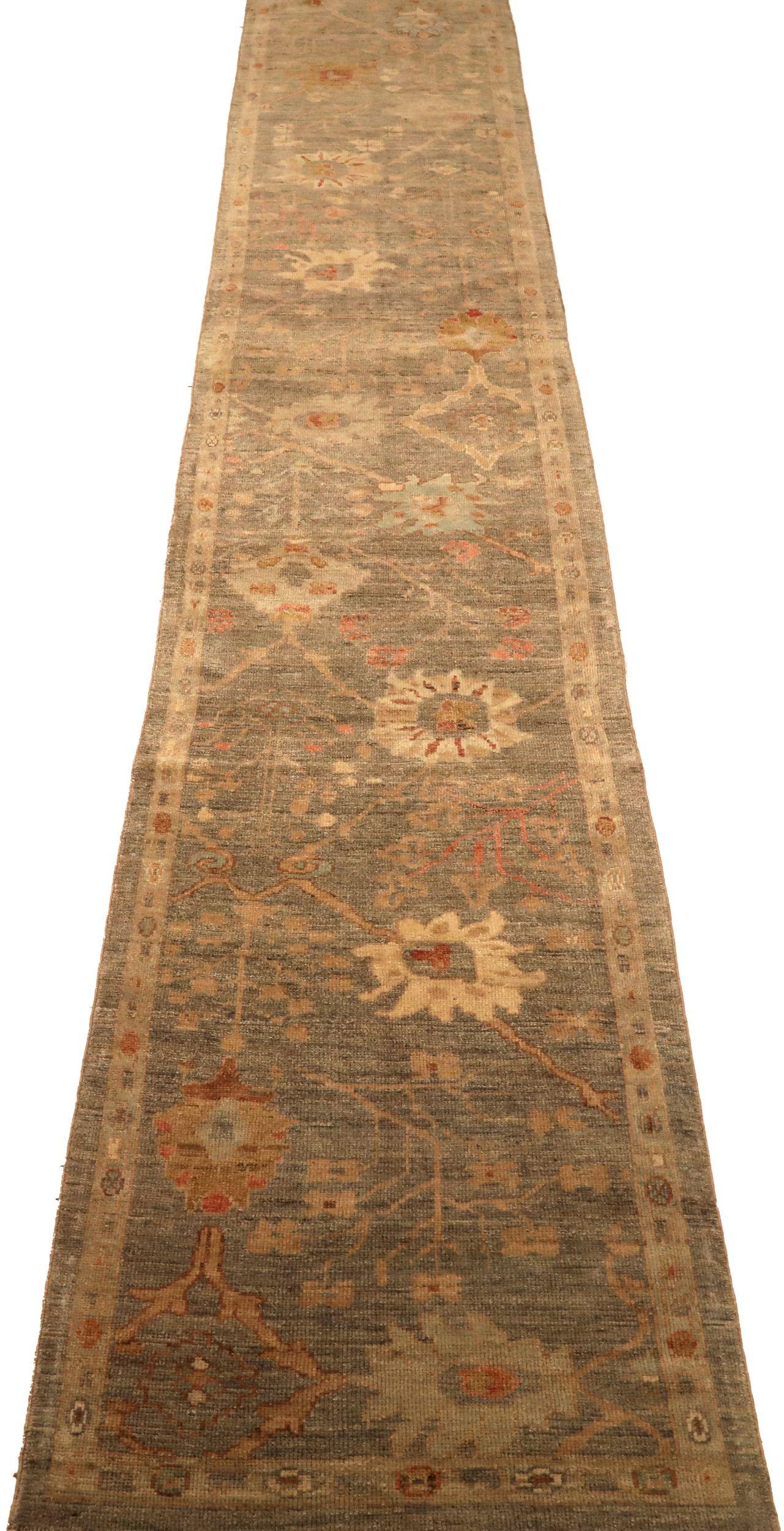 Entdecken Sie die Eleganz von Afghanistan Abadeh mit dem Läufer Circa 1990. Dieses exklusive Design aus Wolle und Braun-Elfenbein-Orange ist perfekt, um Ihren Raum zu verschönern.