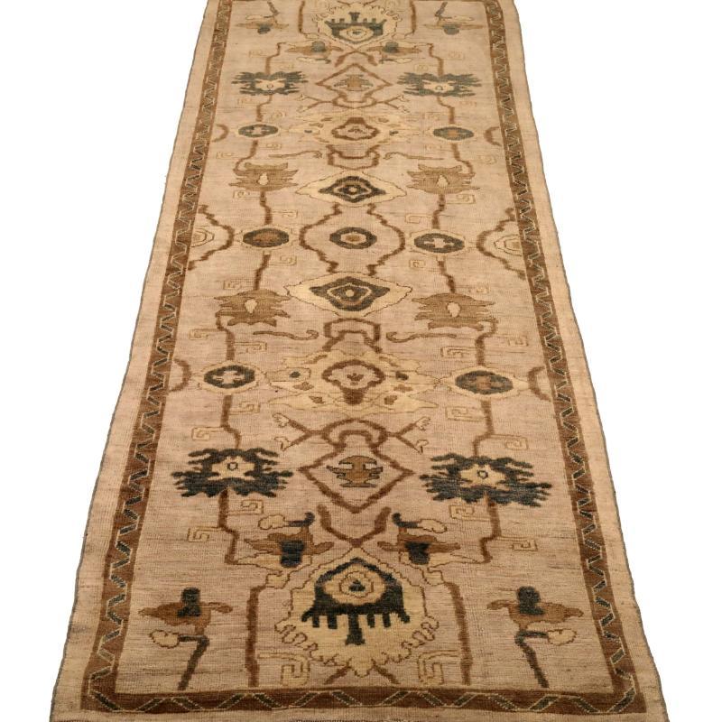 Découvrez l'élégance de l'Afghanistan Abadeh qui présente un tapis de course de Circa 1990. Conçu avec de la laine et de l'ivoire, ce design exclusif est parfait pour mettre en valeur votre espace.