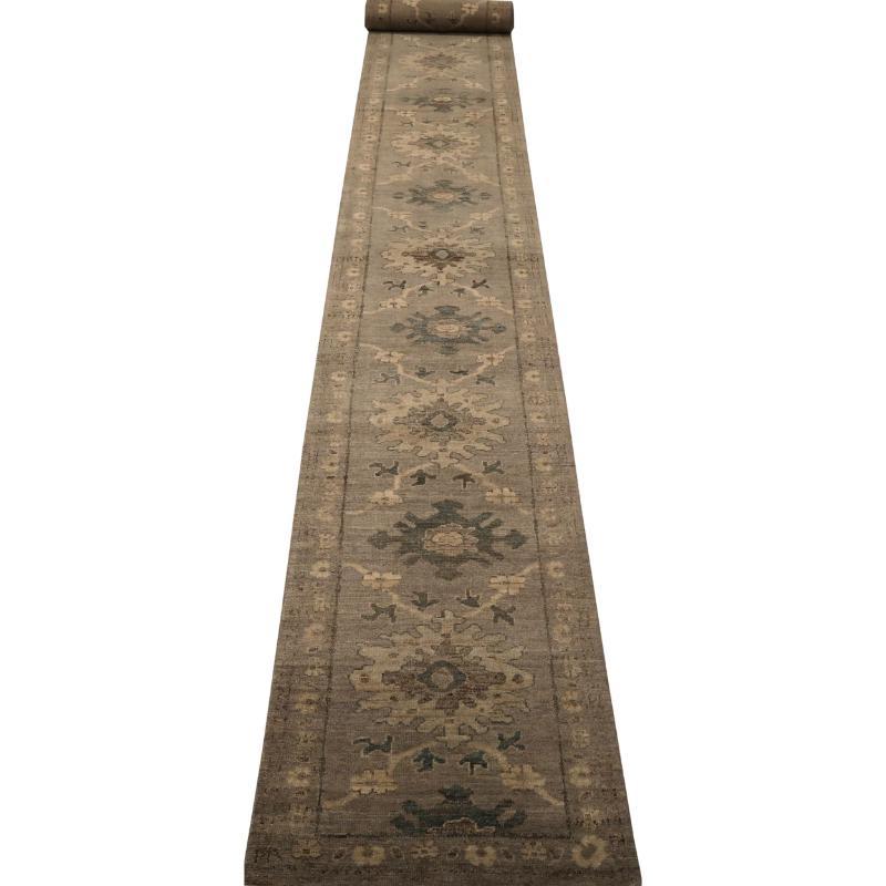 Entdecken Sie die Eleganz von Afghanistan Abadeh mit dem Läufer Circa 1990. Dieses exklusive Design aus Wolle und IvoryTaupe ist perfekt, um Ihren Raum zu verschönern.