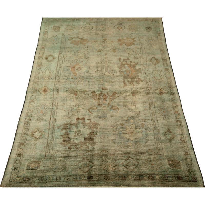 Entdecken Sie die Eleganz von Afghanistan Abadeh mit Small Rug, CIRCA 1990. Dieses exklusive Design aus Wolle und Blau ist perfekt, um Ihren Raum zu verschönern.