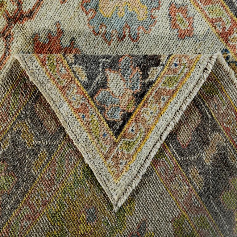 Découvrez l'élégance du petit tapis Abadeh d'Afghanistan, datant de 1990. Conçu avec de la laine et du bleuvert-rouge-jaune, ce design exclusif est parfait pour mettre en valeur votre espace.