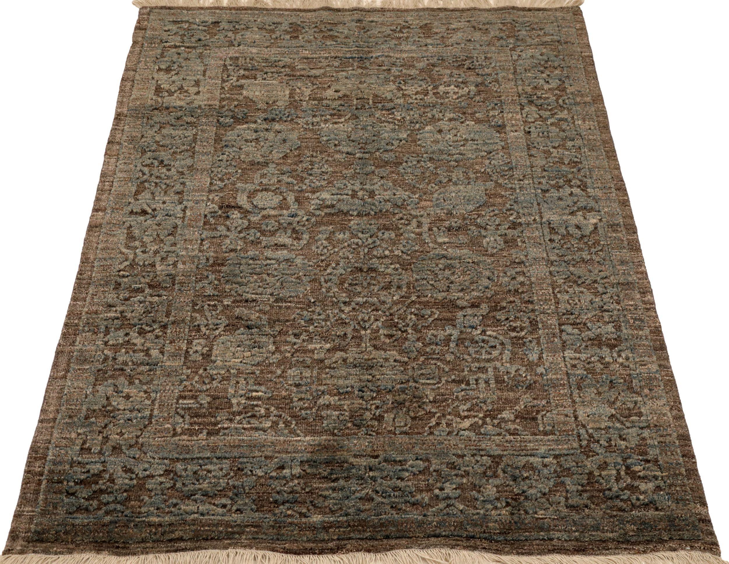 Descubre la elegancia de Afganistán Abadeh con la Alfombra Pequeña de Circa 1990. Diseñado con lana y marrón grisáceo, este diseño exclusivo es perfecto para realzar tu espacio.