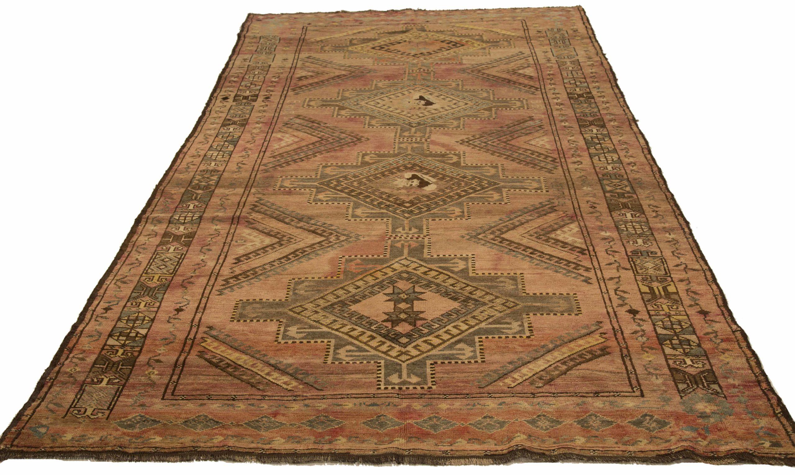 Entdecken Sie die Eleganz der afghanischen Teppiche aus dem Jahr 1910. Dieses exklusive Design aus Wolle und BrownPinkRed ist perfekt, um Ihren Raum zu verschönern.