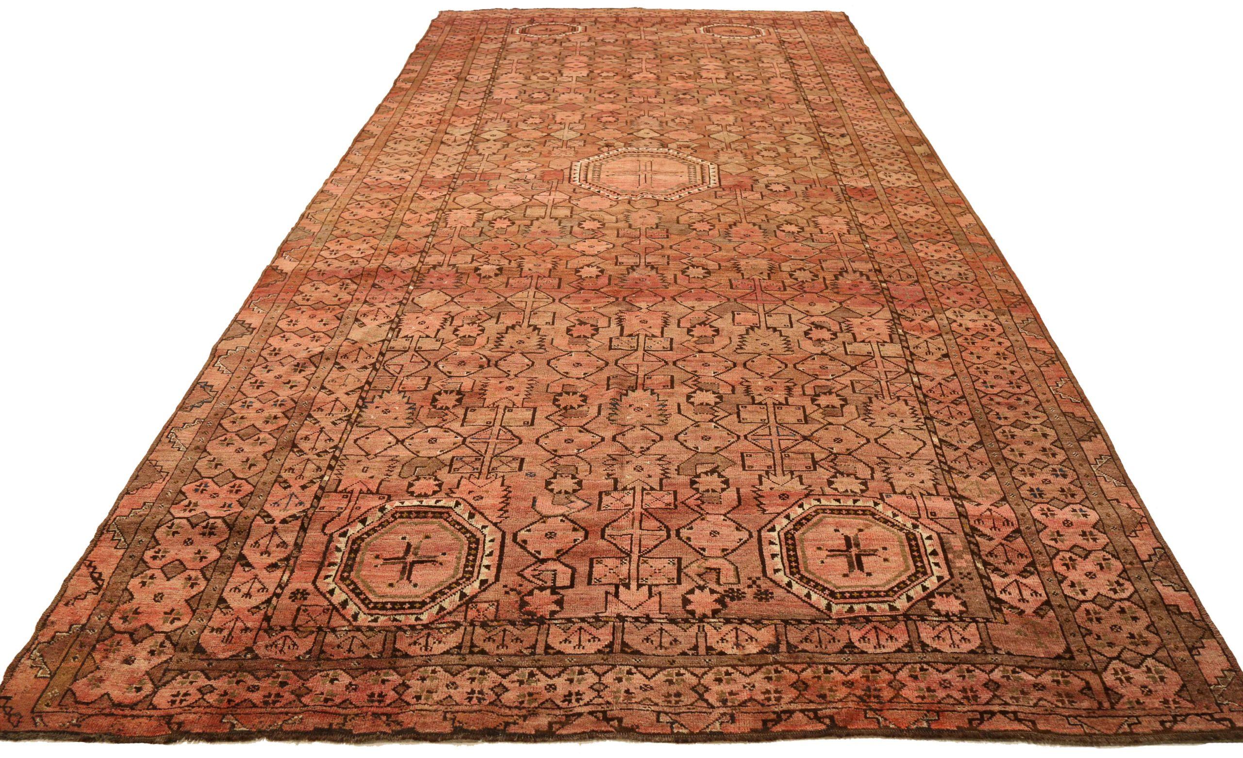 Descubre la elegancia de las alfombras afganas Circa 1910. Diseñado con lana y BrownPinkRed, este diseño exclusivo es perfecto para realzar tu espacio.