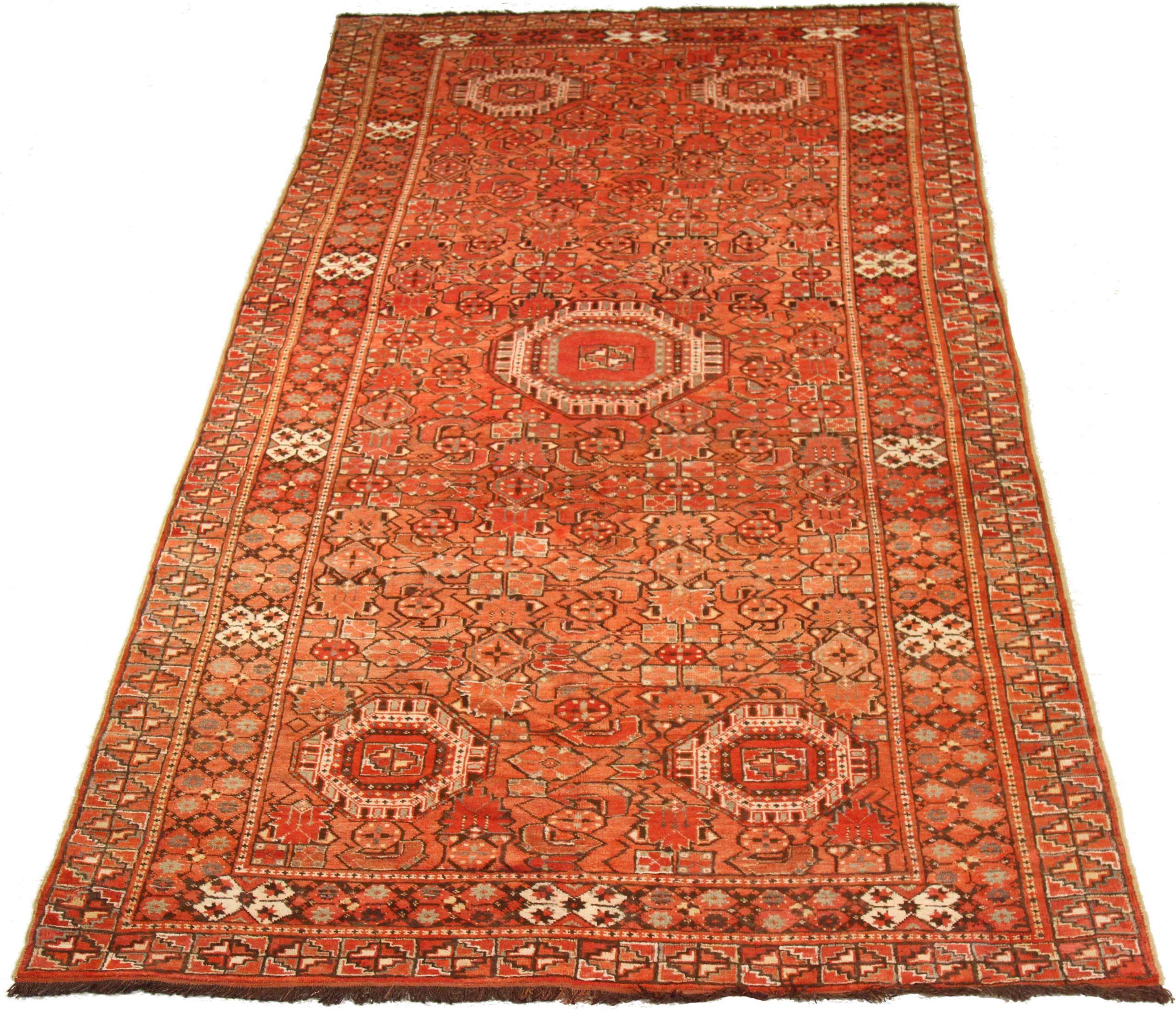 Entdecken Sie die Eleganz der afghanischen Teppiche aus Afghanistan. Dieses exklusive Design, das mit viel Liebe zum Detail entworfen wurde, ist perfekt, um Ihren Raum zu verschönern.