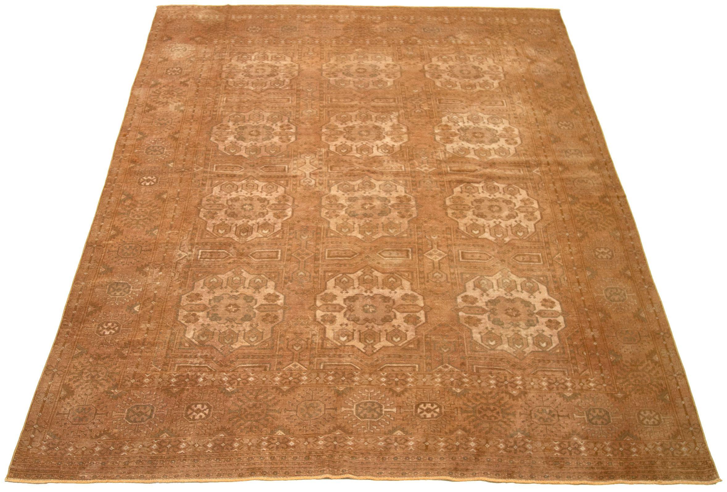 Descubre la elegancia de las alfombras afganas Circa 1940. Diseñado con lana y terracota marfil, este diseño exclusivo es perfecto para realzar tu espacio.
