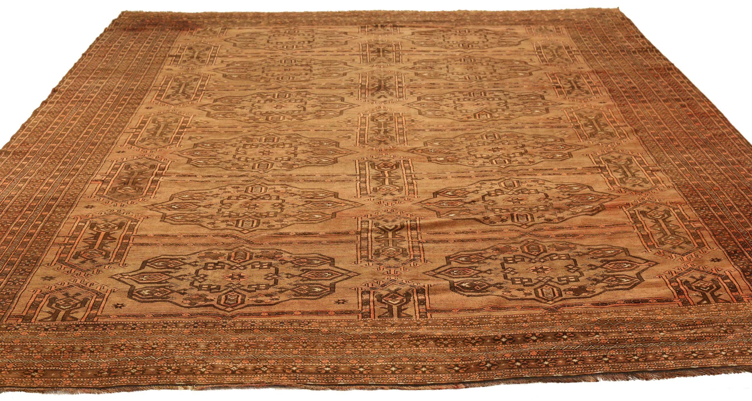 Découvrez l'élégance de l'Eleg afghan, qui présente un magnifique travail d'artisanat de Circa 1880. Conçu avec une attention méticuleuse aux détails, ce design exclusif est parfait pour mettre en valeur votre espace.