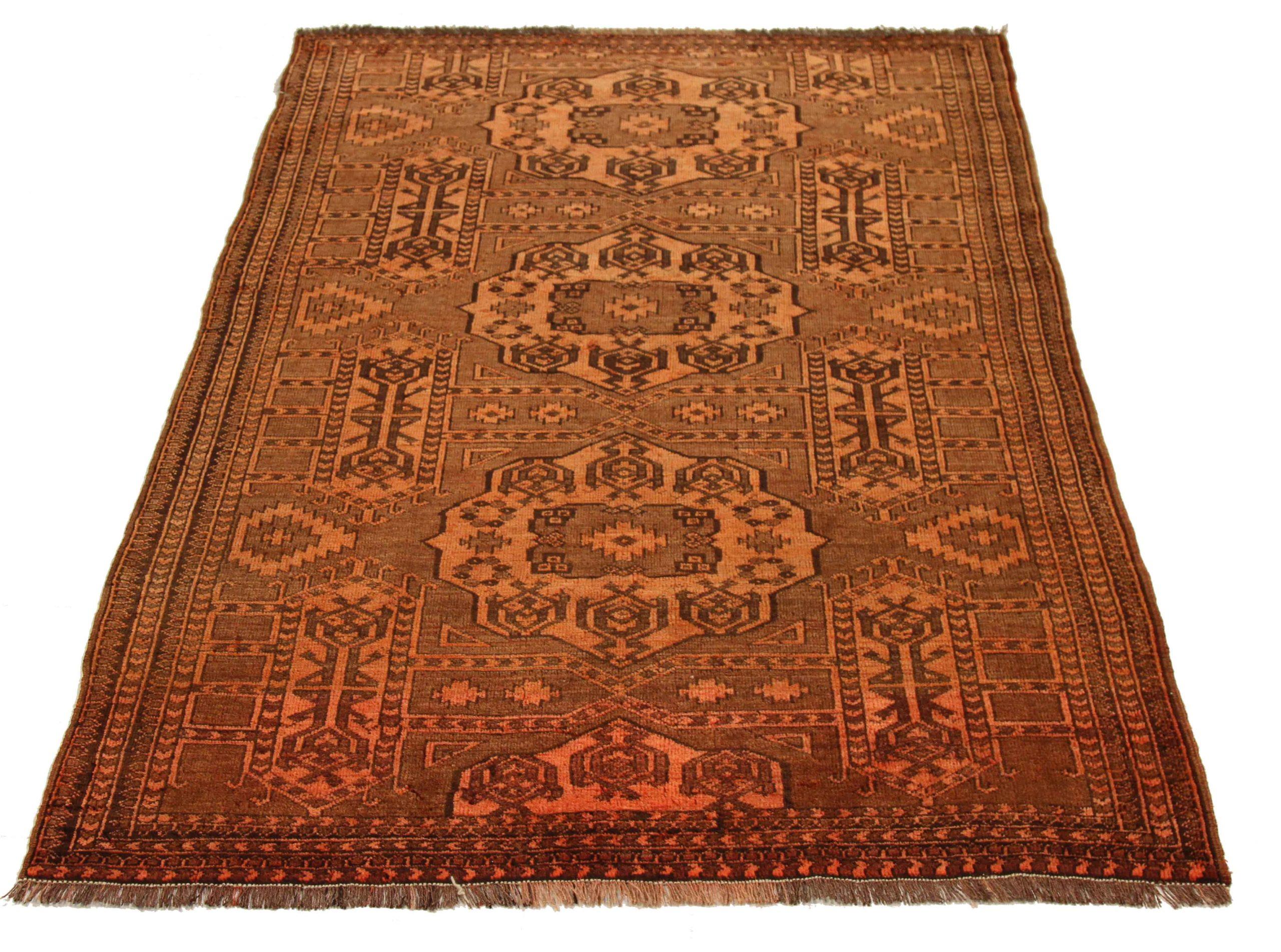 Découvrez l'élégance du petit tapis afghan de l'Afghanistan, datant de 1880. Conçu avec de la laine et du Design/One, ce design exclusif est parfait pour mettre en valeur votre espace.