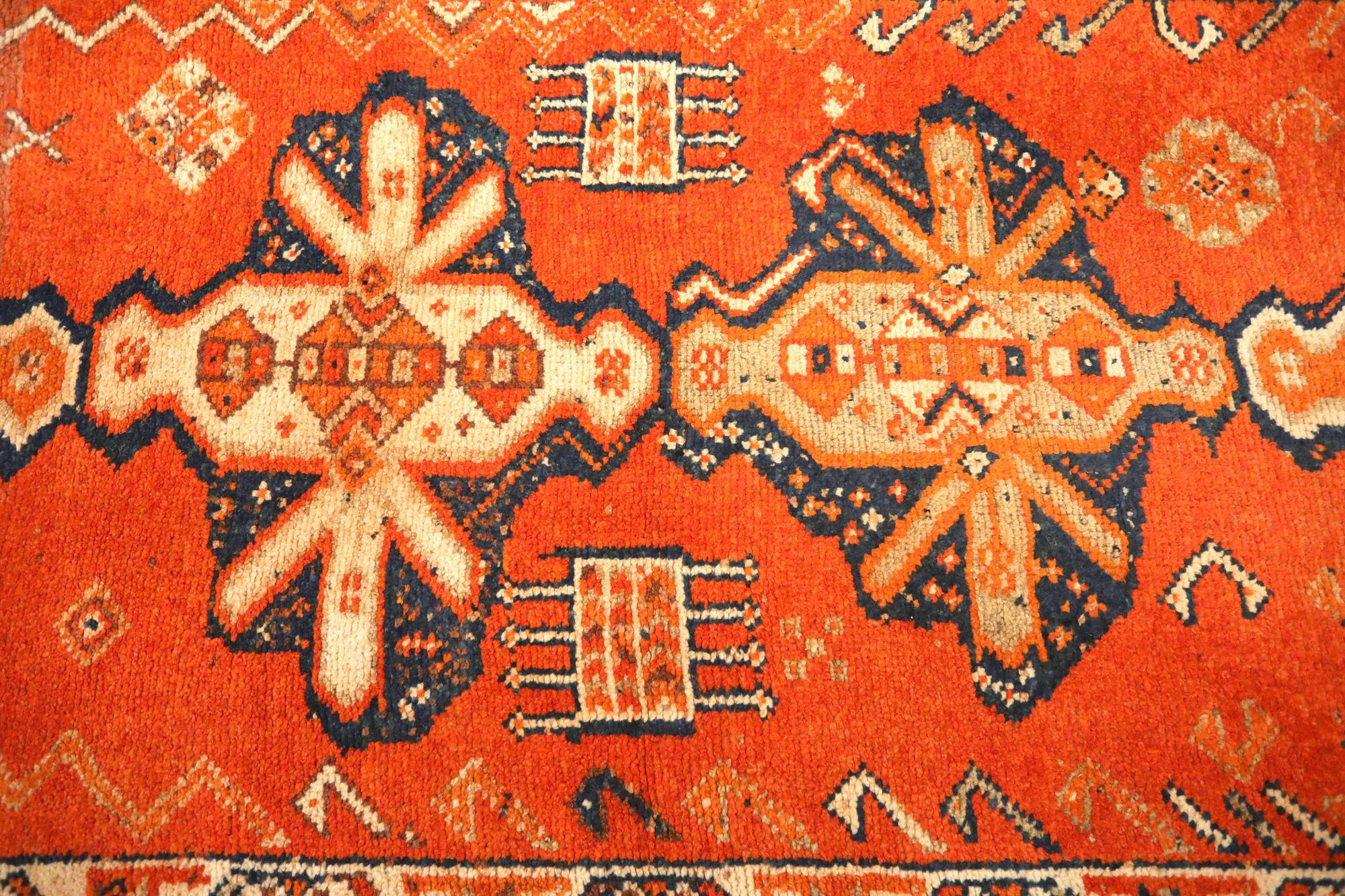 Entdecken Sie die Eleganz von Afghanistan Anatoly mit dem Läufer Circa 1970. Dieses exklusive Design aus Wolle und Schwarz-Elfenbein-Orange ist perfekt, um Ihren Raum zu verschönern.