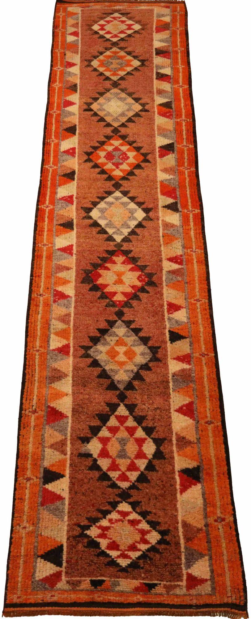 Scopri l'eleganza dell'Afghanistan Anatoly con il tappeto Runner di CIRCA 1970. Progettato con lana e nero-avorio-rosso, questo design esclusivo è perfetto per valorizzare il tuo spazio.