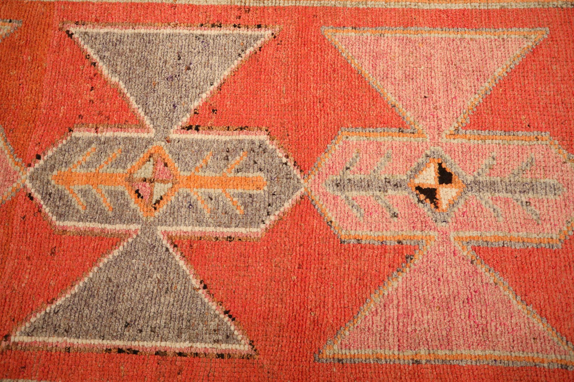 Scopri l'eleganza dell'Afghanistan Anatoly con il tappeto Runner di CIRCA 1970. Progettato con lana e BlackPink, questo design esclusivo è perfetto per valorizzare il tuo spazio.