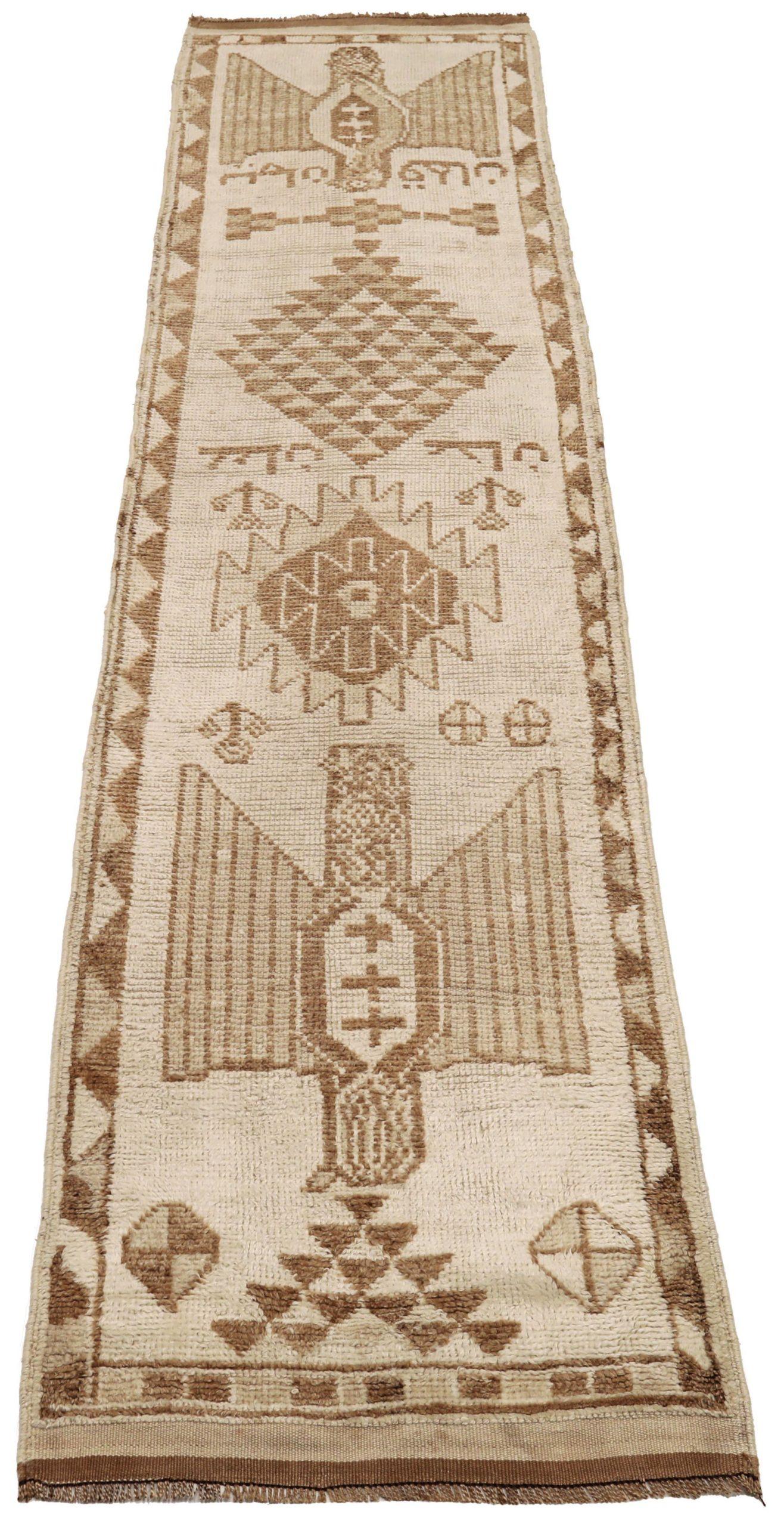 Scopri l'eleganza dell'Afghanistan Anatoly con il tappeto Runner di CIRCA 1940. Progettato in lana e marrone-avorio, questo design esclusivo è perfetto per valorizzare il tuo spazio.