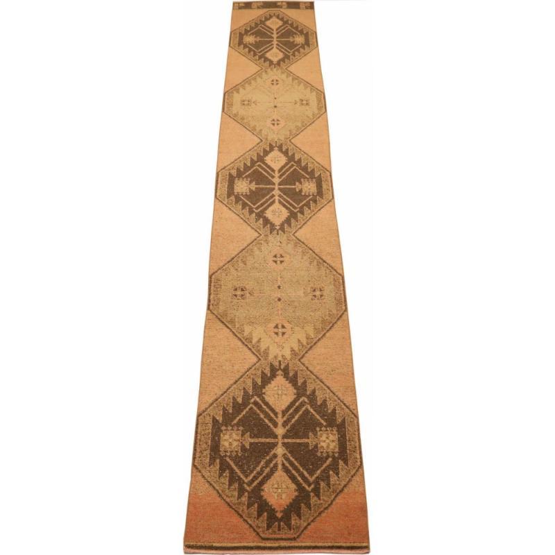 Entdecken Sie die Eleganz von Afghanistan Anatoly mit dem Läufer Circa 1970. Dieses exklusive Design aus Wolle und BrownTaupe ist perfekt, um Ihren Raum zu verschönern.