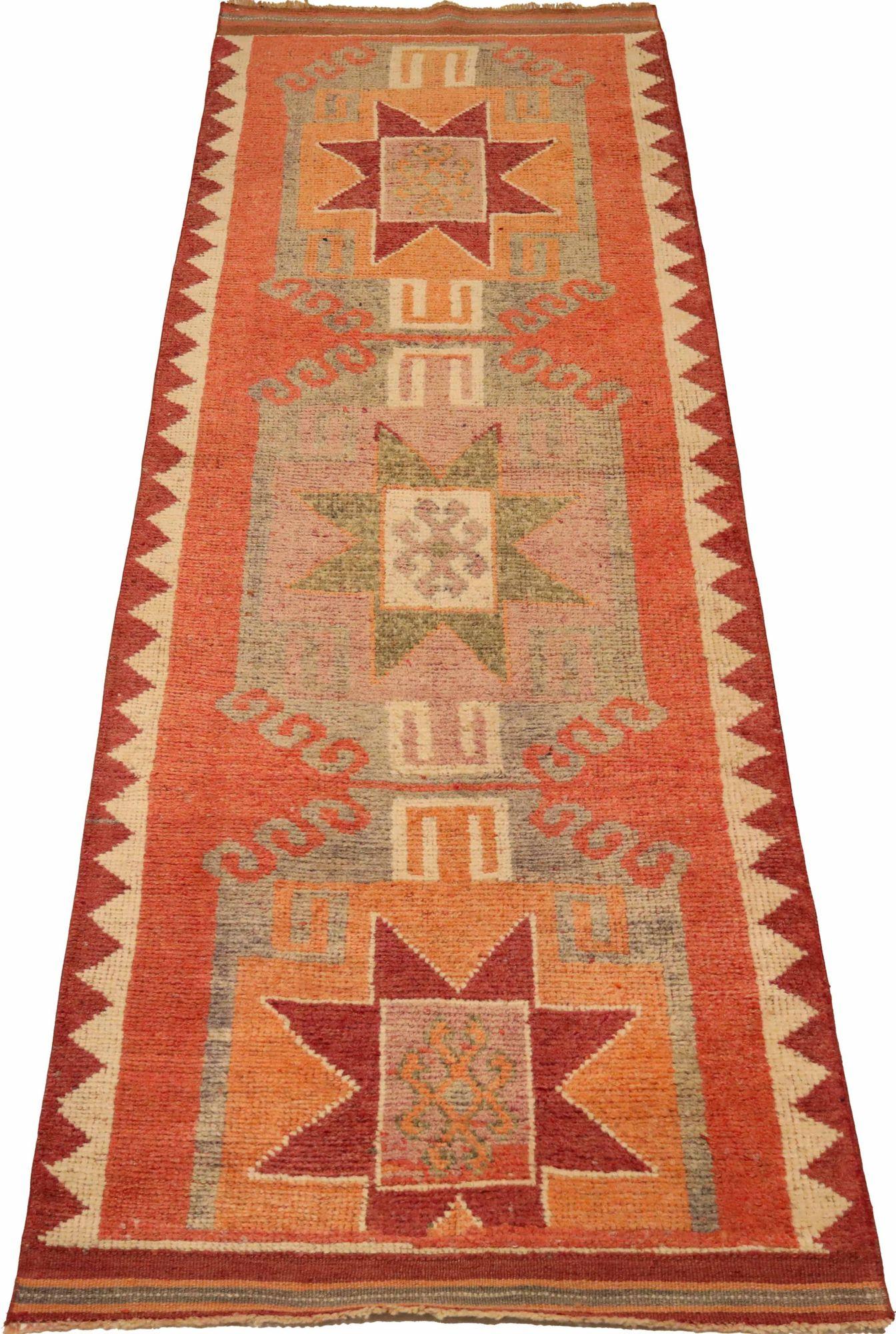 Scopri l'eleganza dell'Afghanistan Anatoly con il tappeto Runner di CIRCA 1970. Progettato con lana e verde-arancio-rosa, questo design esclusivo è perfetto per valorizzare il tuo spazio.