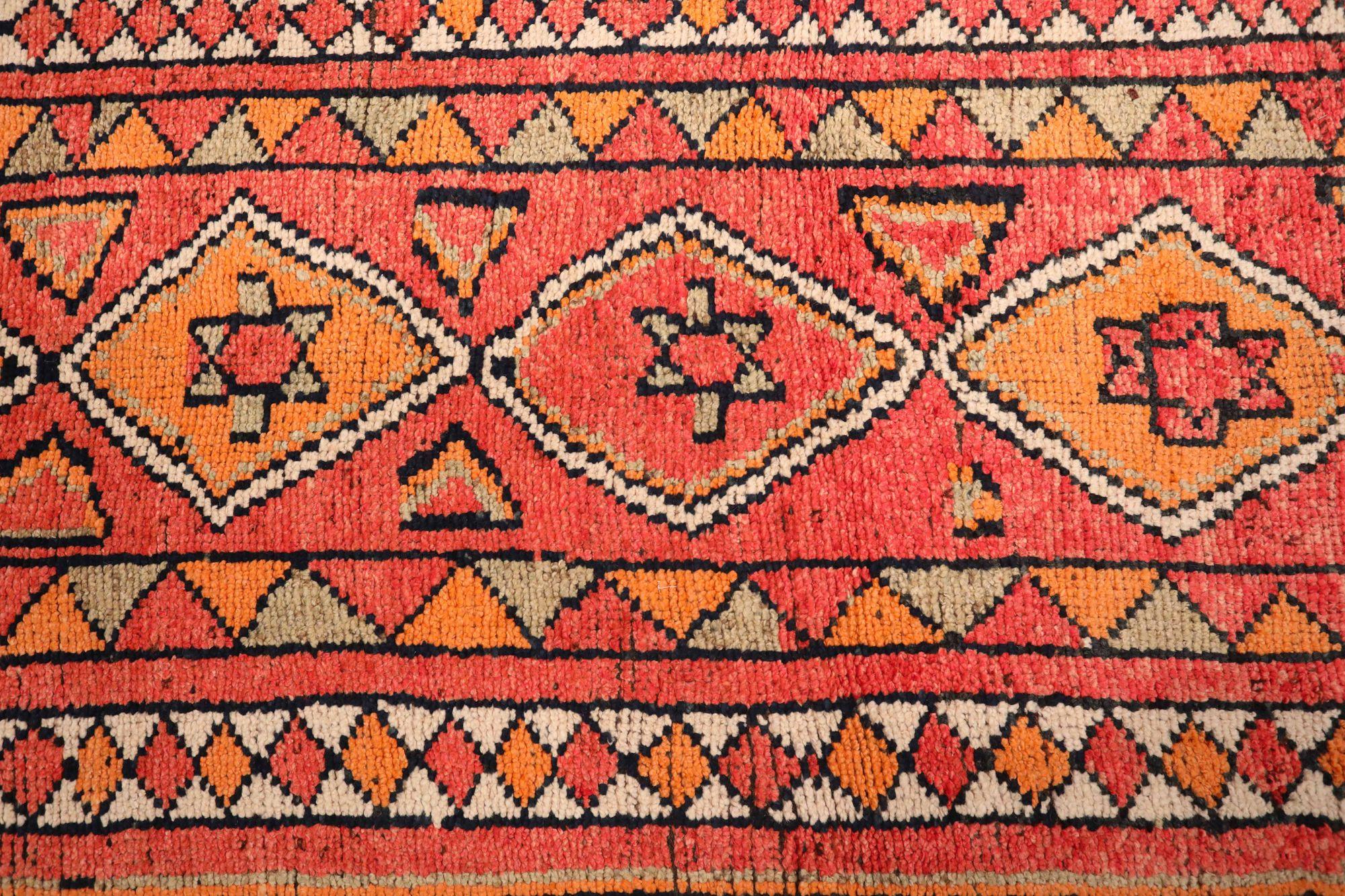 Entdecken Sie die Eleganz von Afghanistan Anatoly mit dem Läufer Circa 1970. Mit Wolle und GreenOrangeRed entworfen, ist dieses exklusive Design perfekt, um Ihren Raum zu verschönern.
