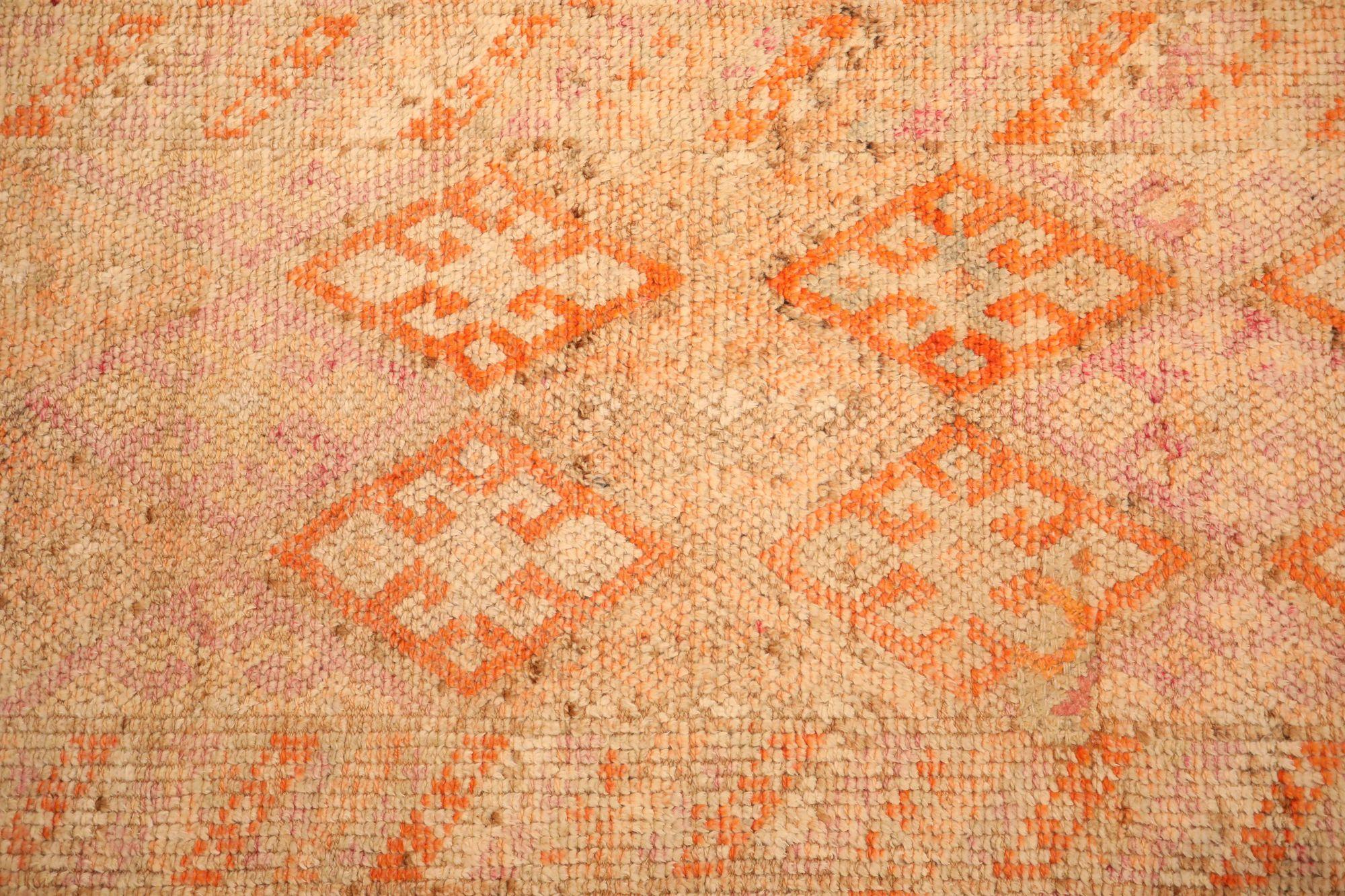 Scopri l'eleganza dell'Afghanistan Anatoly con il tappeto Runner di CIRCA 1970. Progettato con lana e avorio, questo design esclusivo è perfetto per valorizzare il tuo spazio.