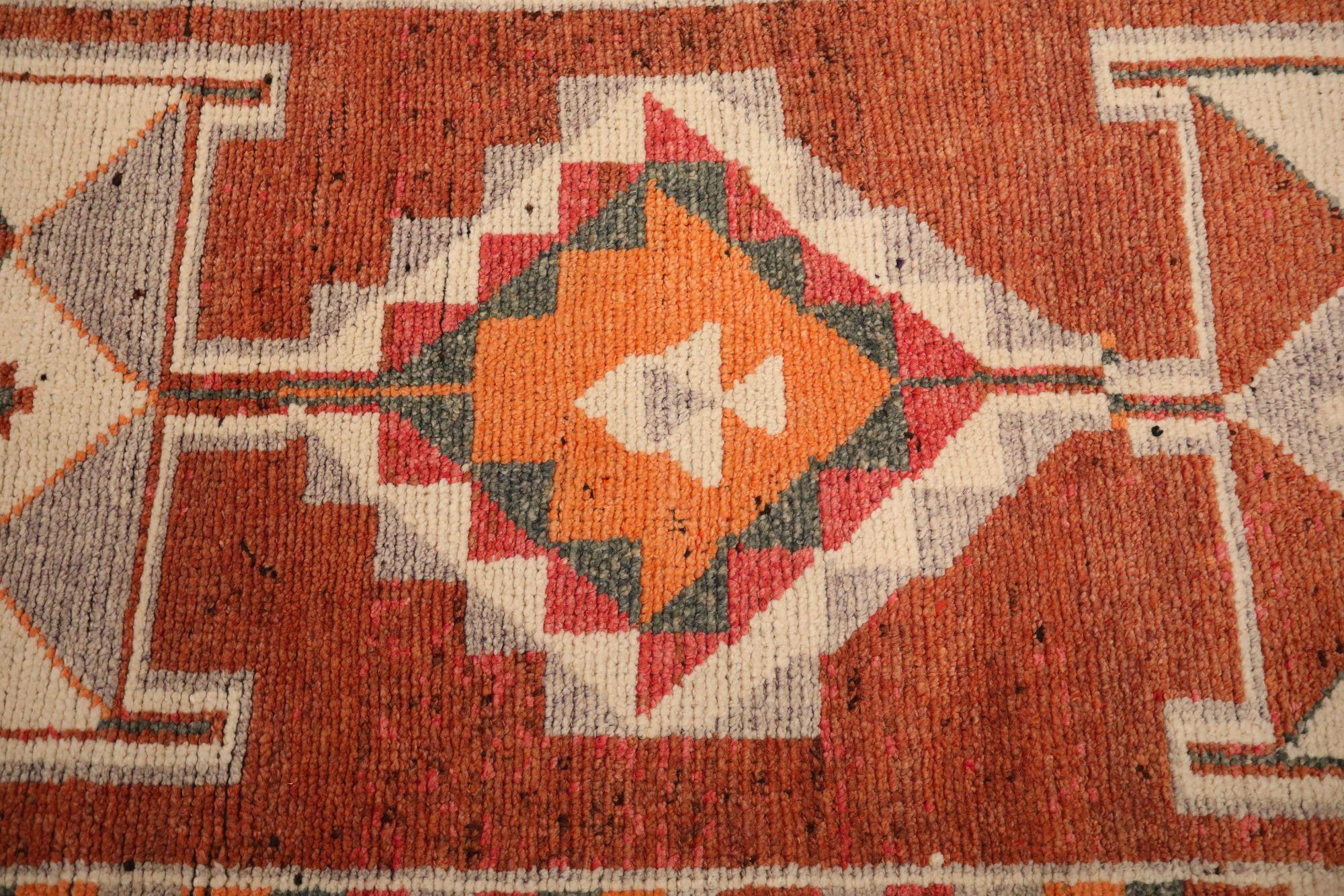 Entdecken Sie die Eleganz von Afghanistan Anatoly mit dem Läufer Circa 1970. Dieses exklusive Design aus Wolle und ElfenbeinOrangeRot ist perfekt, um Ihren Raum zu verschönern.