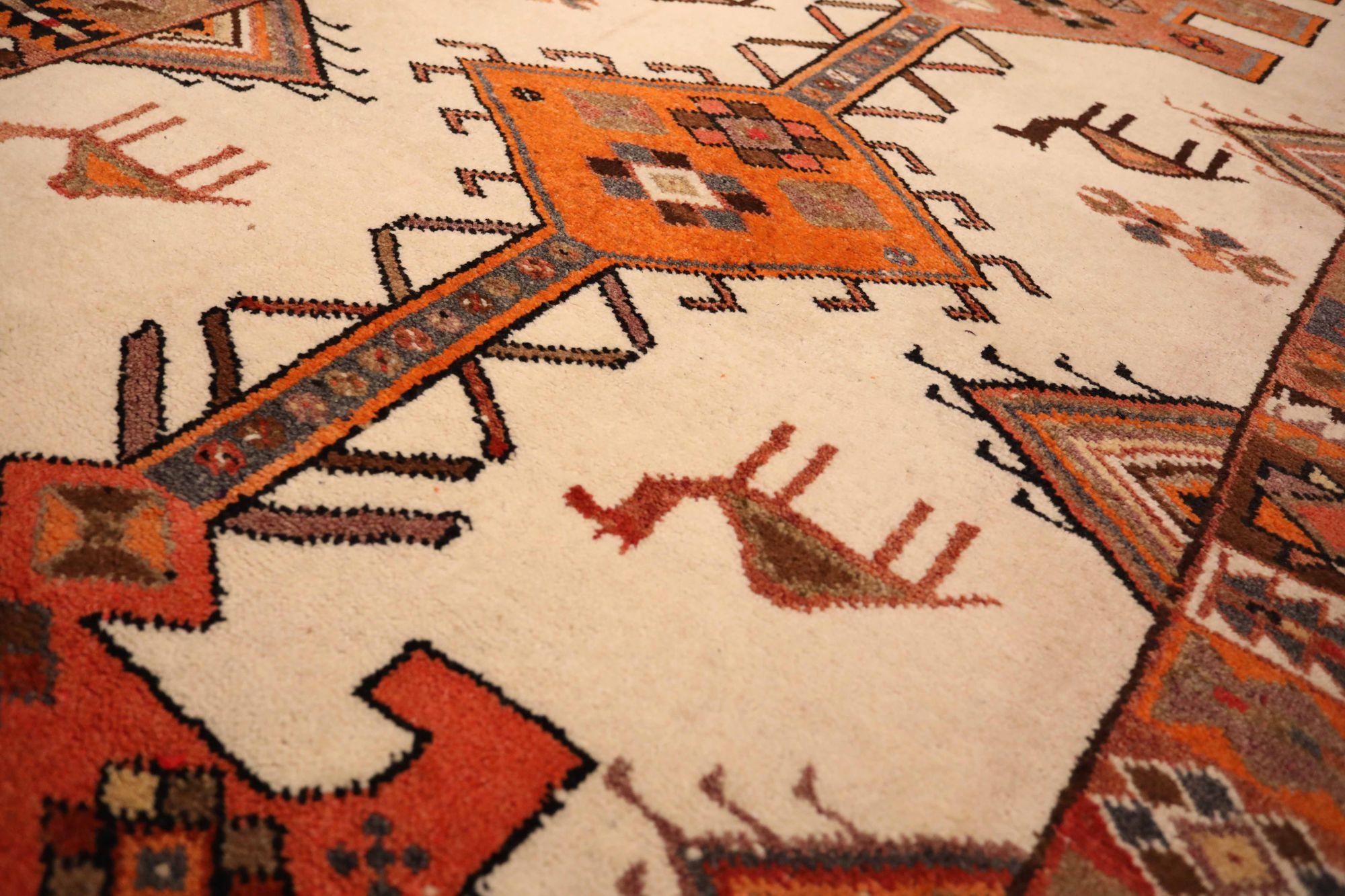 Entdecken Sie die Eleganz von Afghanistan Anatoly mit dem Läufer Circa 1970. Dieses exklusive Design aus Wolle und ElfenbeinOrangeRot ist perfekt, um Ihren Raum zu verschönern.