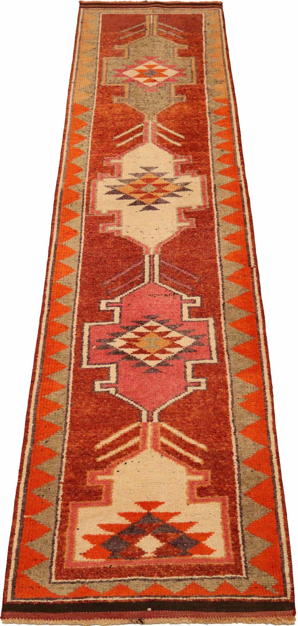 Scopri l'eleganza dell'Afghanistan Anatoly con il tappeto Runner di CIRCA 1970. Progettato con lana e avorio-rosa, questo design esclusivo è perfetto per valorizzare il tuo spazio.