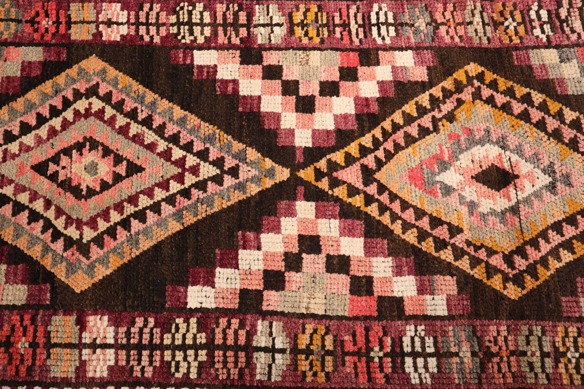 Entdecken Sie die Eleganz von Afghanistan Anatoly mit dem Läufer Circa 1970. Dieses exklusive Design aus Wolle und Elfenbein-Purpel-Gelb ist perfekt, um Ihren Raum zu verschönern.