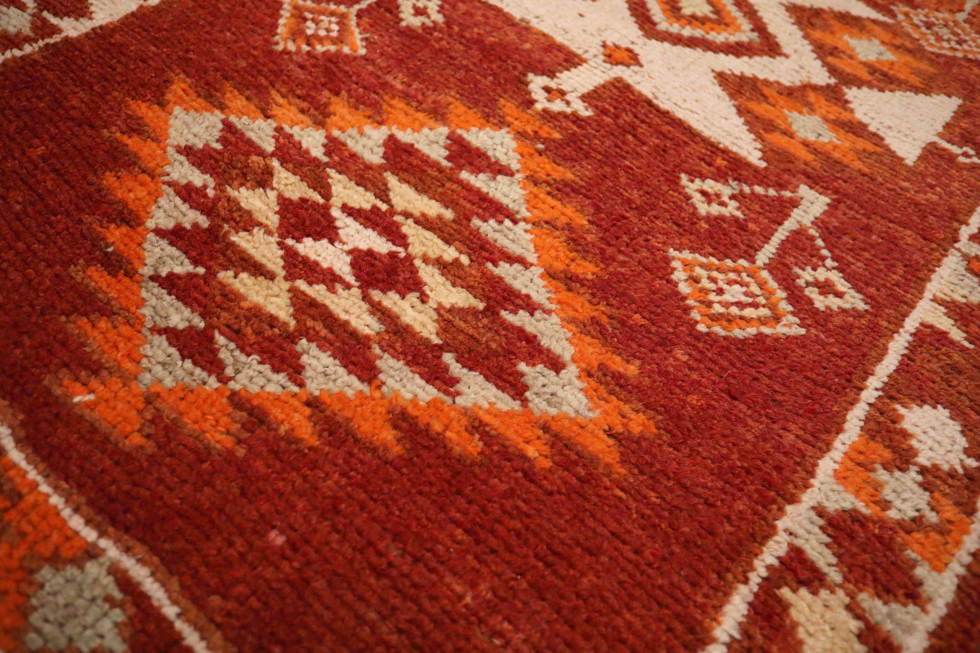 Entdecken Sie die Eleganz von Afghanistan Anatoly mit dem Läufer Circa 1970. Dieses exklusive Design aus Wolle und Elfenbeinrot ist perfekt, um Ihren Raum zu verschönern.