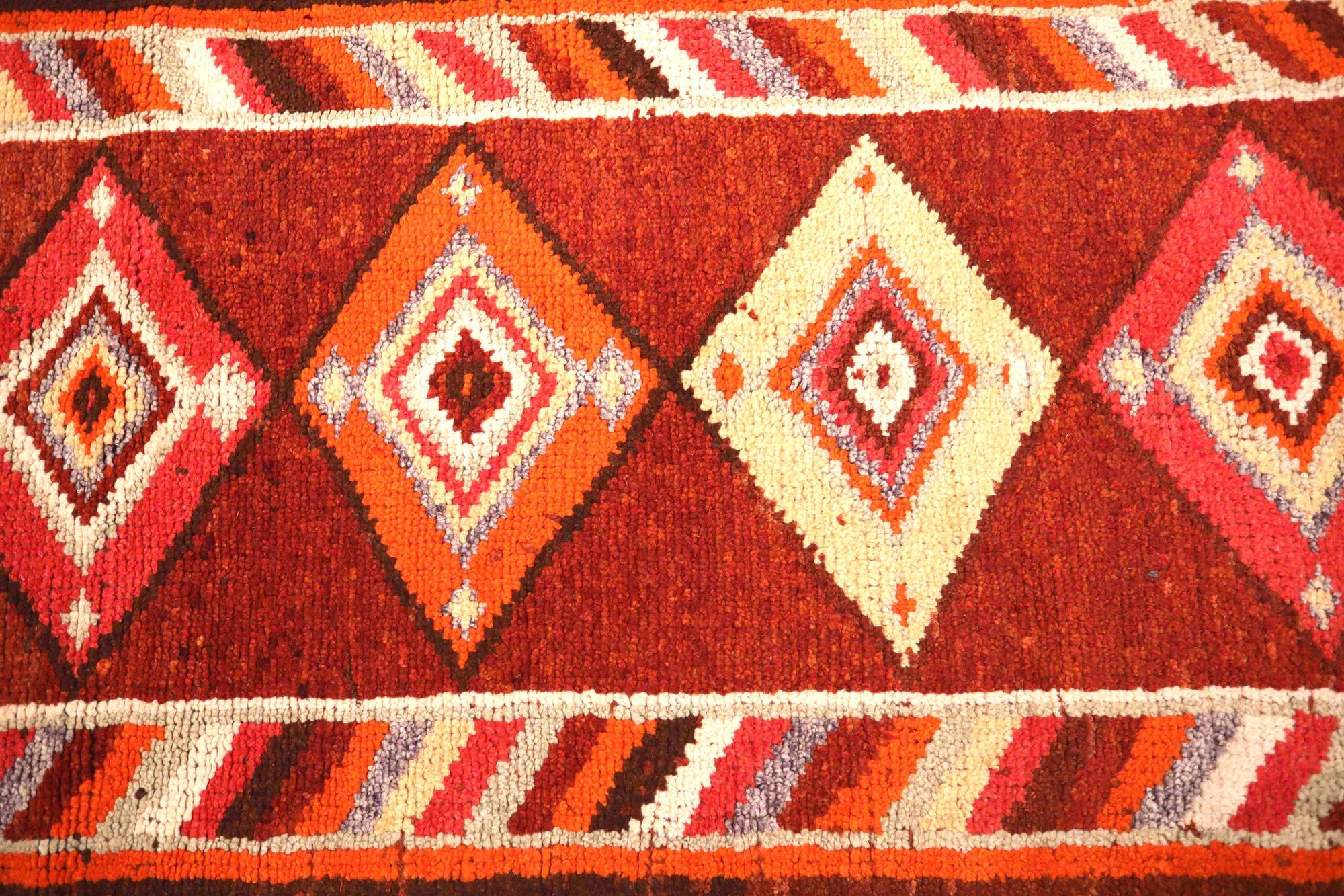 Entdecken Sie die Eleganz von Afghanistan Anatoly mit dem Läufer Circa 1970. Dieses exklusive Design aus Wolle und Elfenbeinrot ist perfekt, um Ihren Raum zu verschönern.