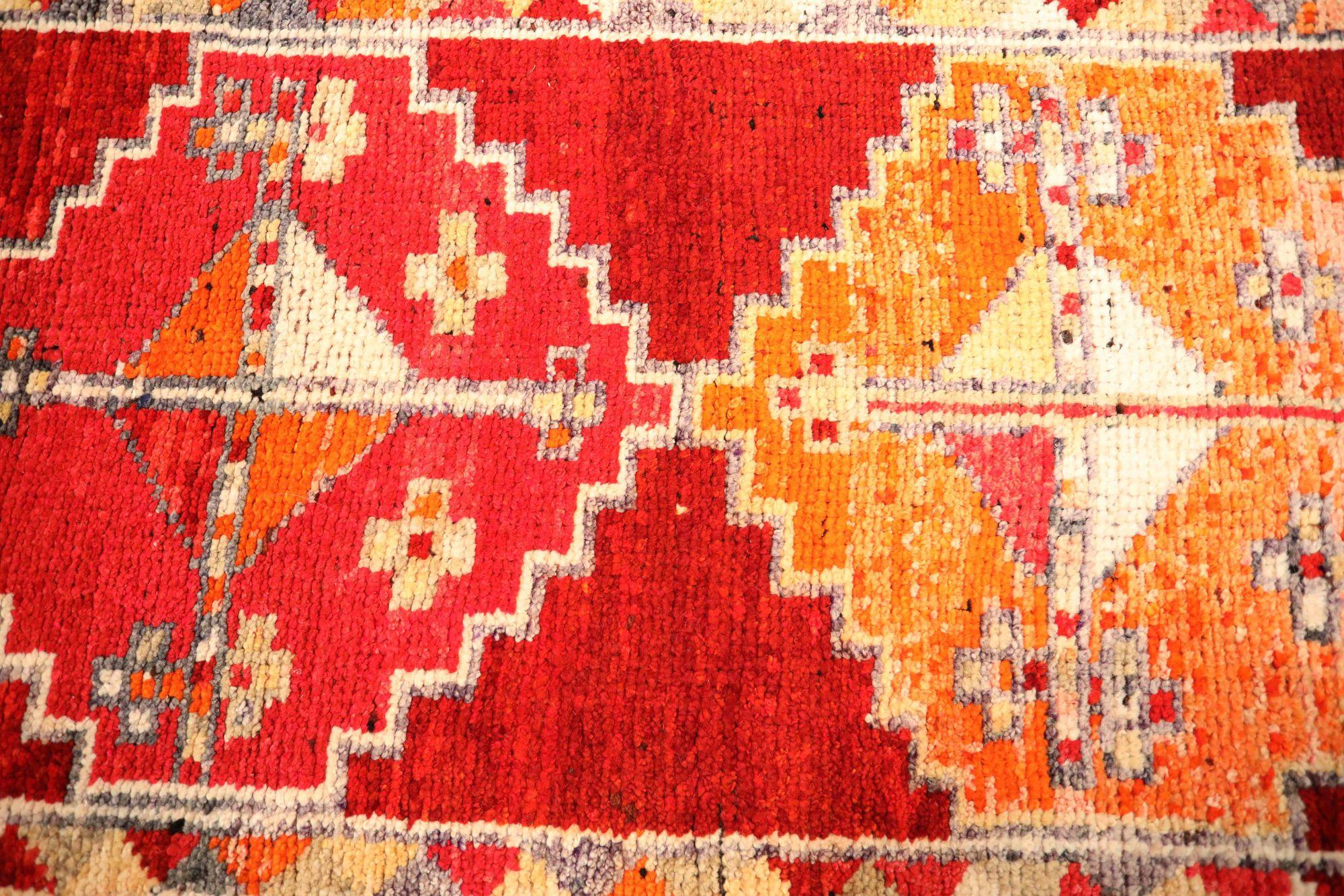 Entdecken Sie die Eleganz von Afghanistan Anatoly mit dem Läufer Circa 1970. Dieses exklusive Design aus Wolle und Elfenbeinrot ist perfekt, um Ihren Raum zu verschönern.