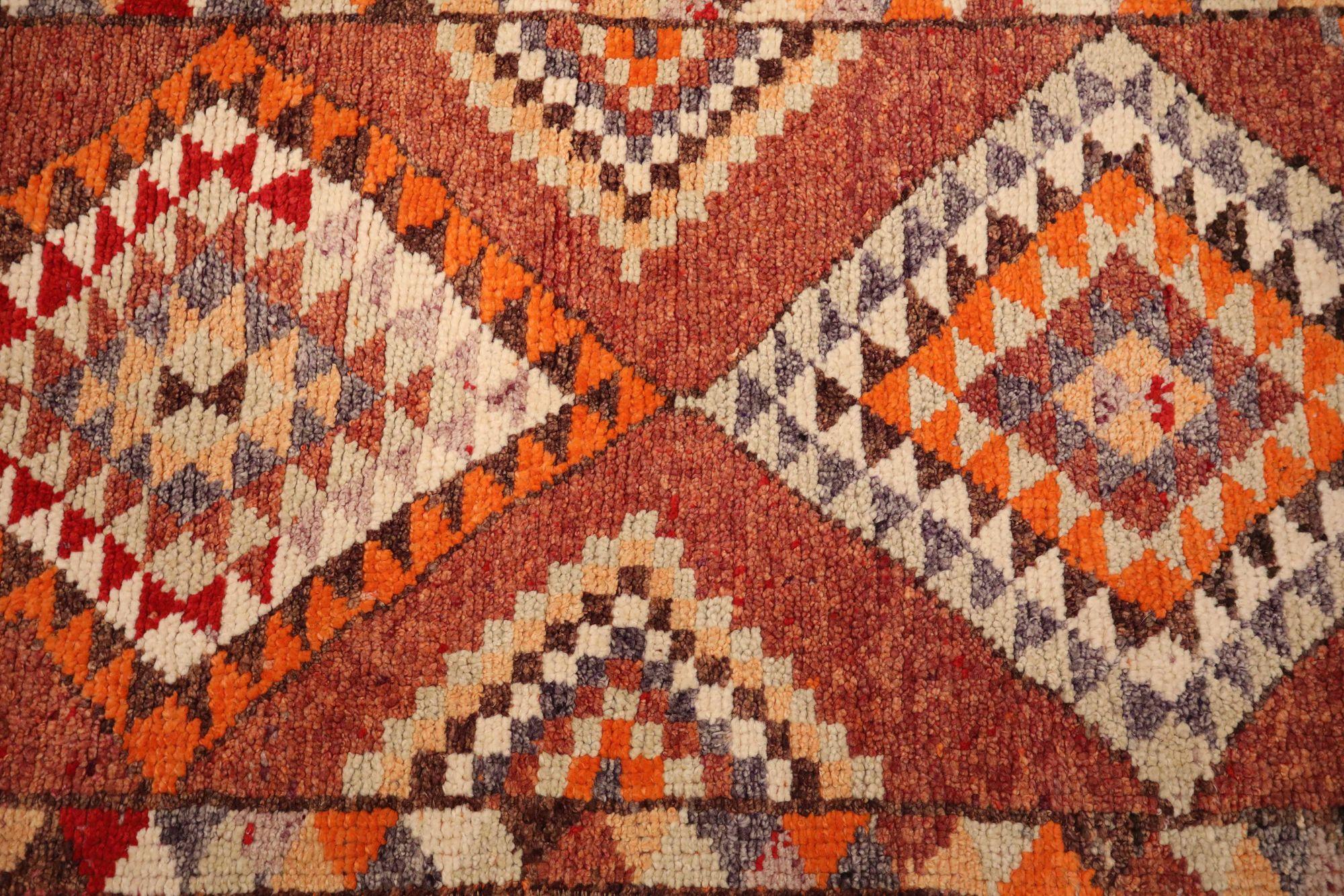 Entdecken Sie die Eleganz von Afghanistan Anatoly mit dem Läufer Circa 1970. Dieses exklusive Design aus Wolle und Elfenbeinrot ist perfekt, um Ihren Raum zu verschönern.
