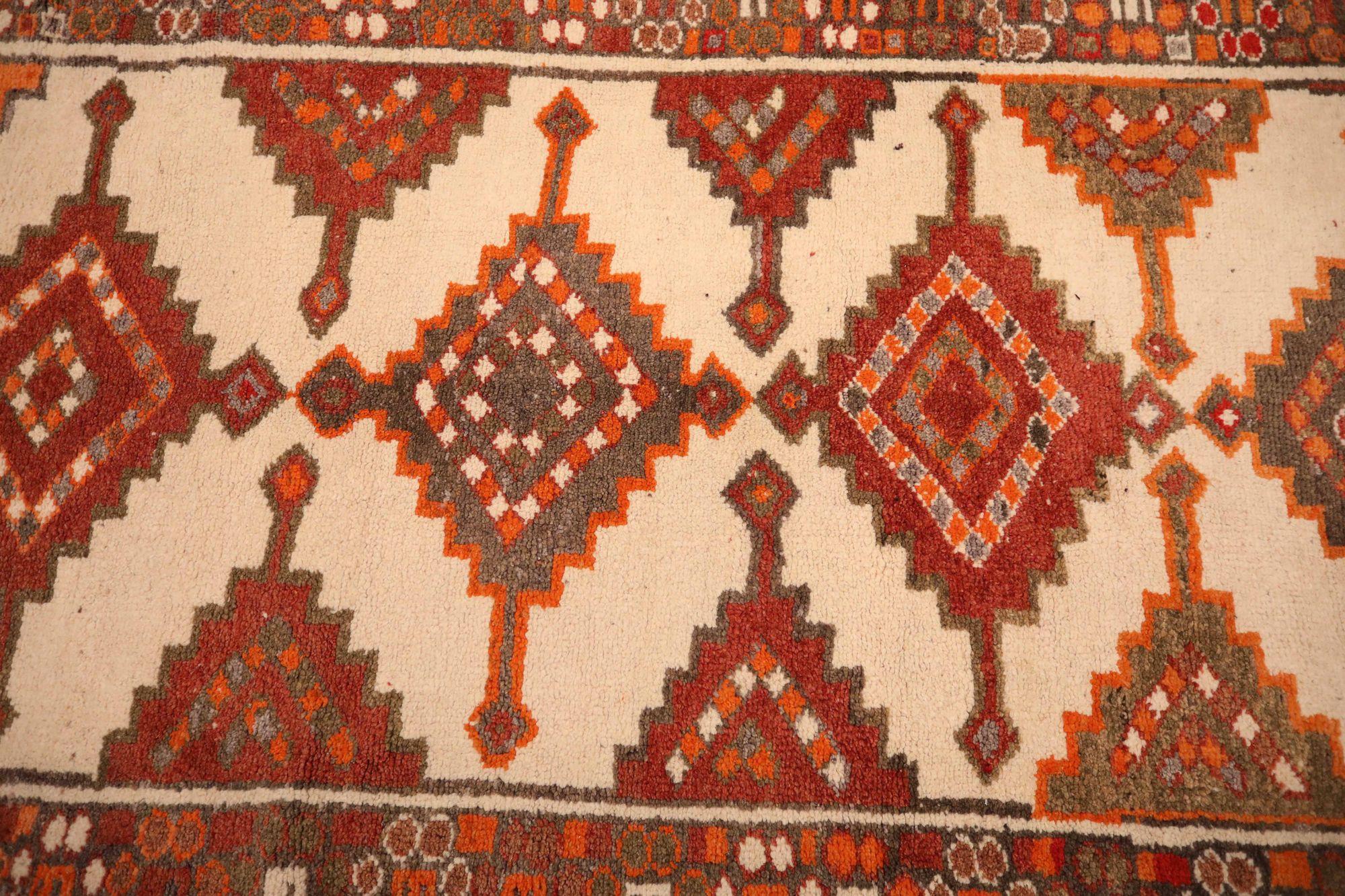 Entdecken Sie die Eleganz von Afghanistan Anatoly mit dem Läufer Circa 1970. Dieses exklusive Design aus Wolle und Elfenbeinrot ist perfekt, um Ihren Raum zu verschönern.