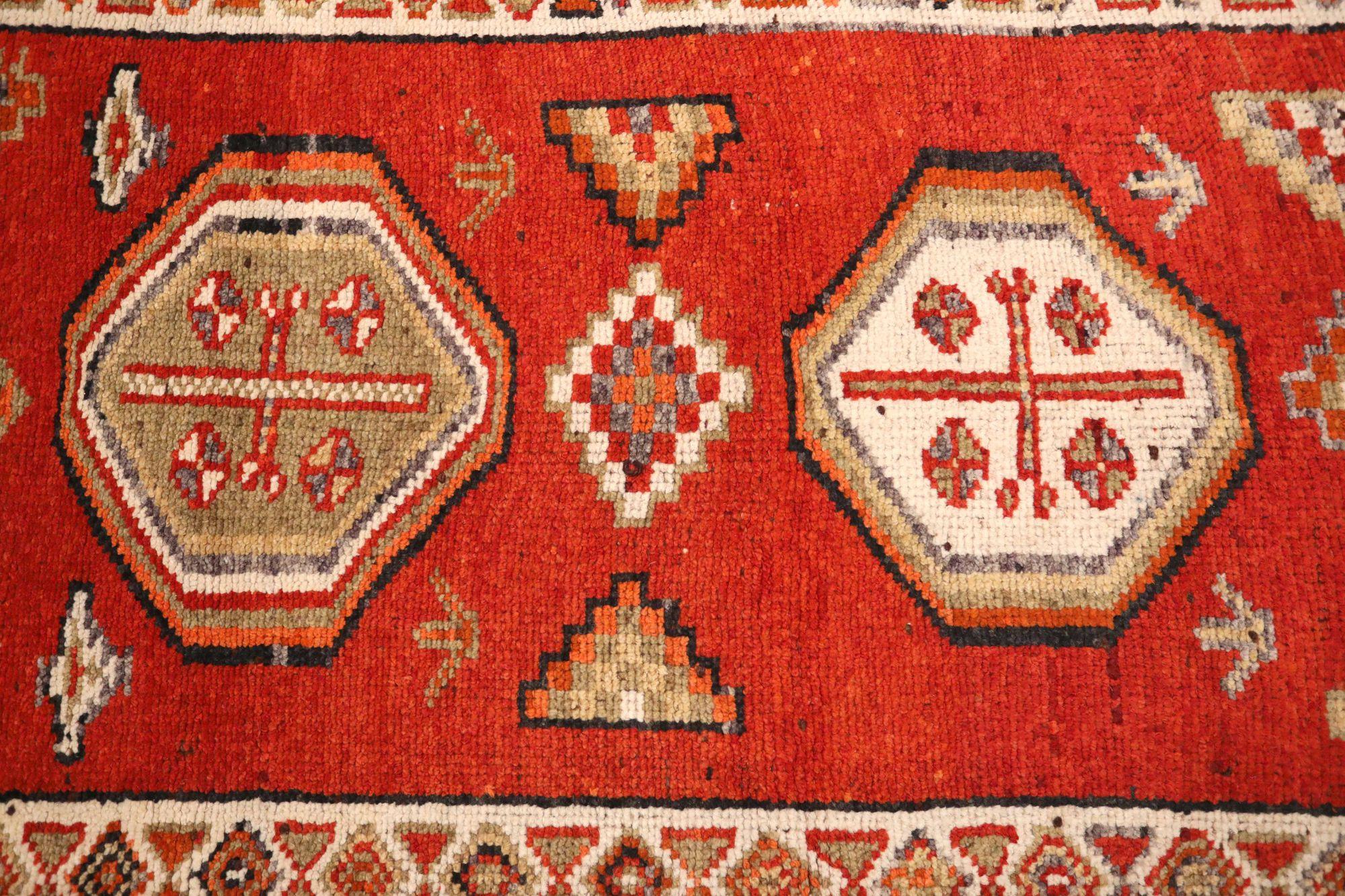 Entdecken Sie die Eleganz von Afghanistan Anatoly mit dem Läufer Circa 1970. Dieses exklusive Design aus Wolle und Elfenbeinrot ist perfekt, um Ihren Raum zu verschönern.