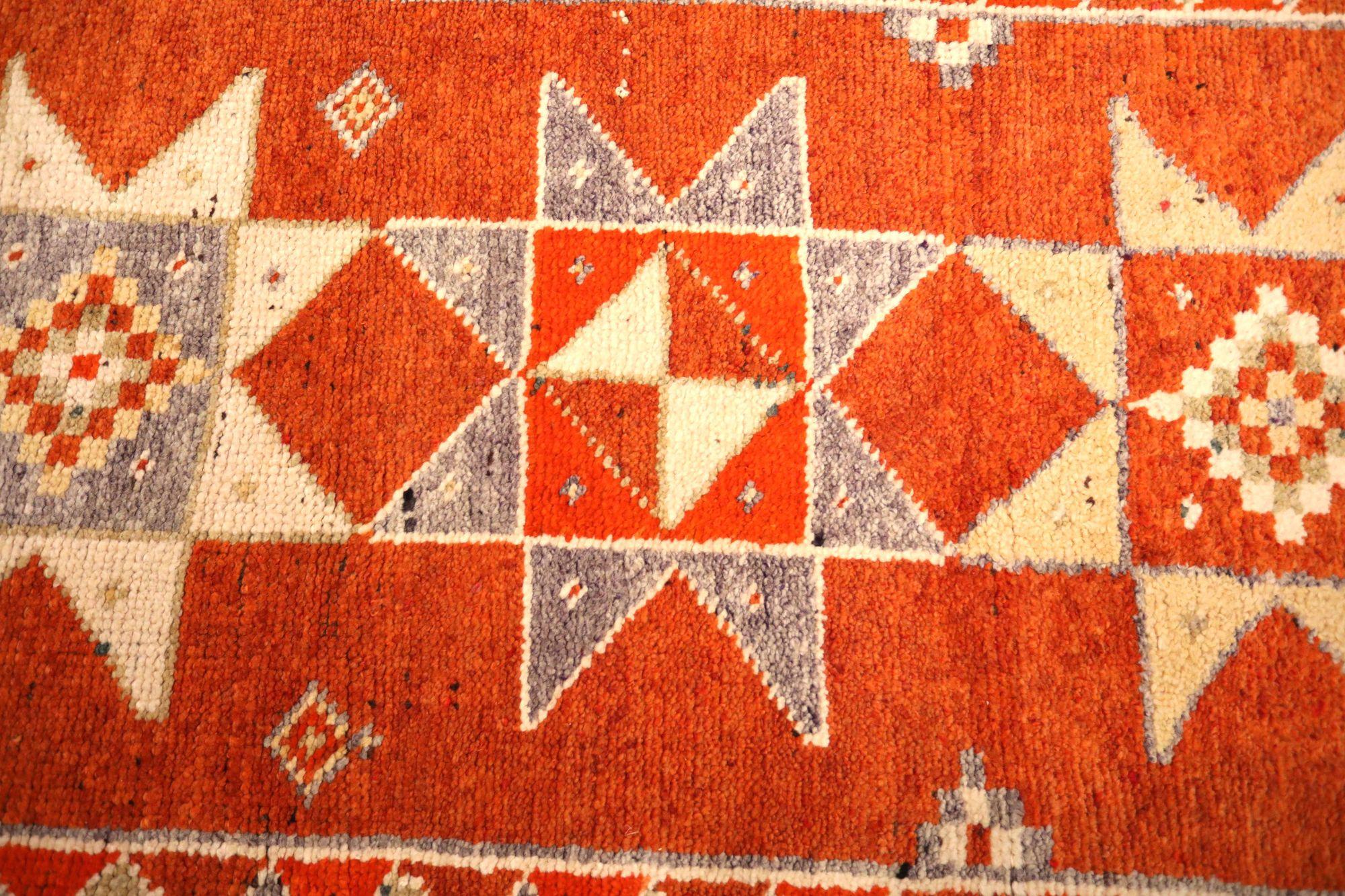 Entdecken Sie die Eleganz von Afghanistan Anatoly mit dem Läufer Circa 1970. Dieses exklusive Design aus Wolle und Elfenbeinrot ist perfekt, um Ihren Raum zu verschönern.