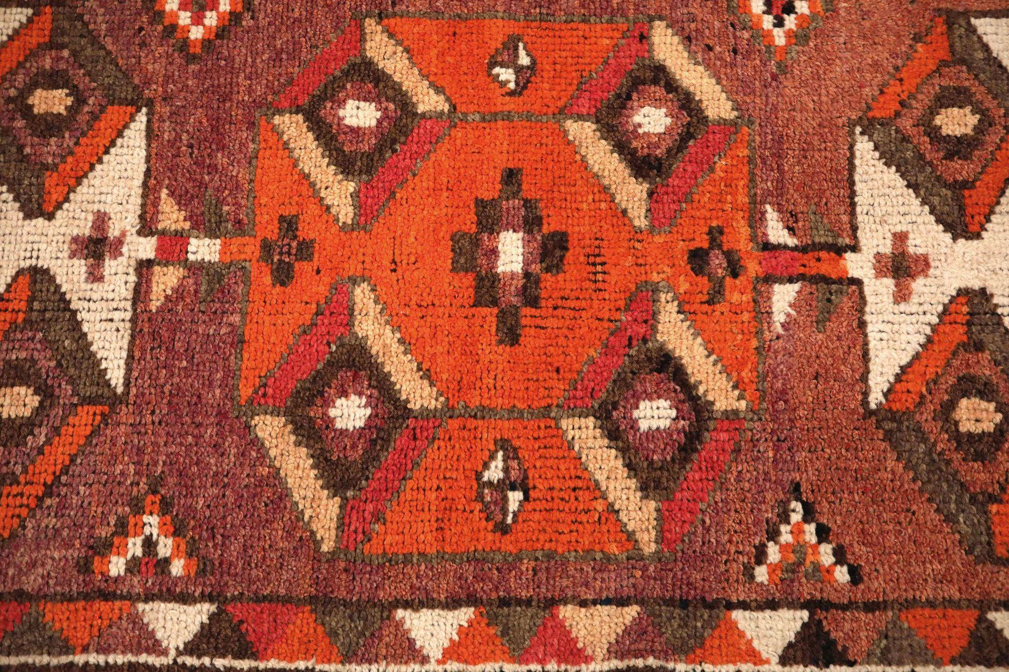 Entdecken Sie die Eleganz von Afghanistan Anatoly mit dem Läufer Circa 1970. Dieses exklusive Design aus Wolle und Elfenbeinrot ist perfekt, um Ihren Raum zu verschönern.