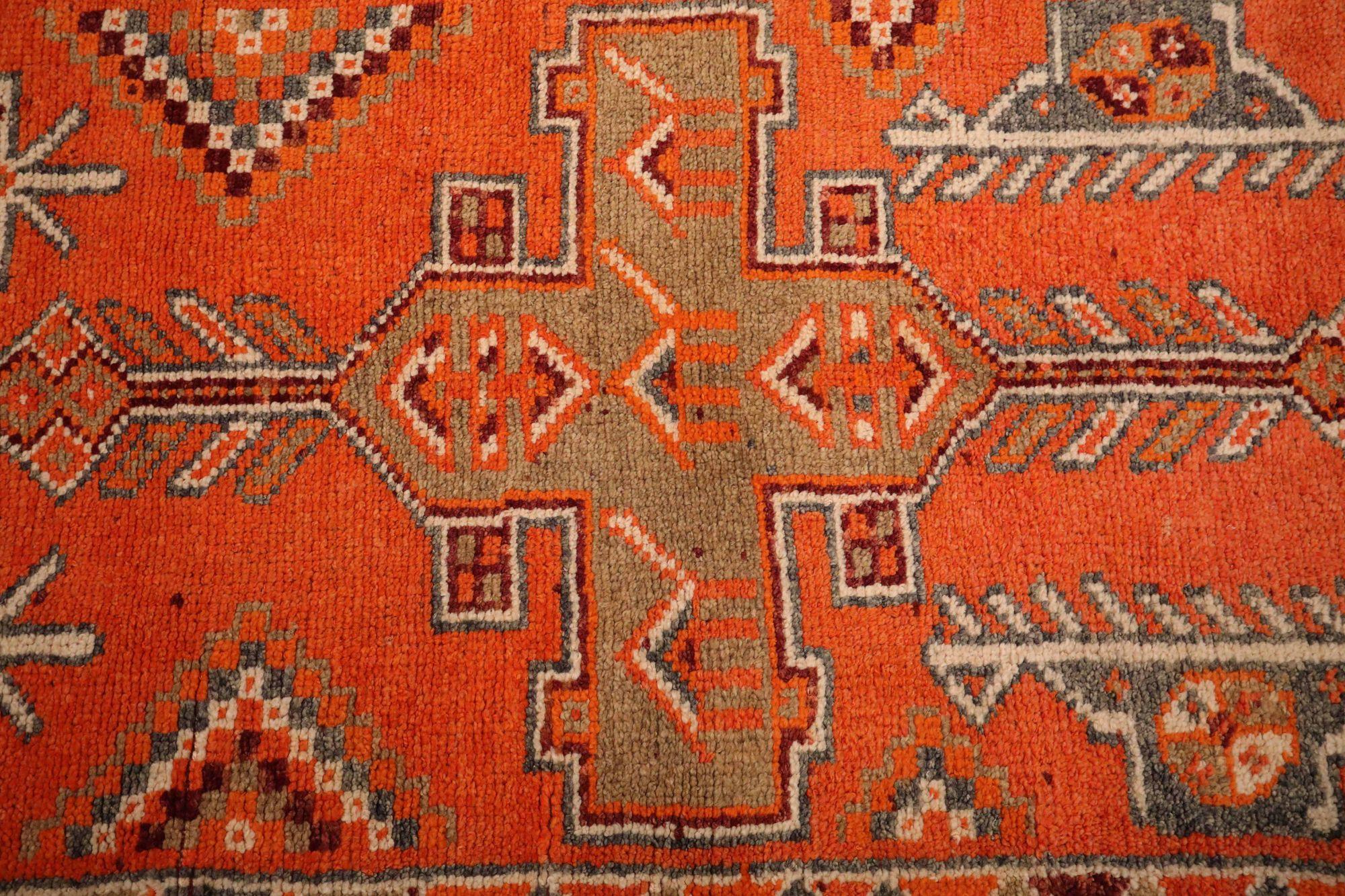 Scopri l'eleganza dell'Afghanistan Anatoly con il tappeto Runner di CIRCA 1970. Progettato con lana e arancio, questo design esclusivo è perfetto per valorizzare il tuo spazio.