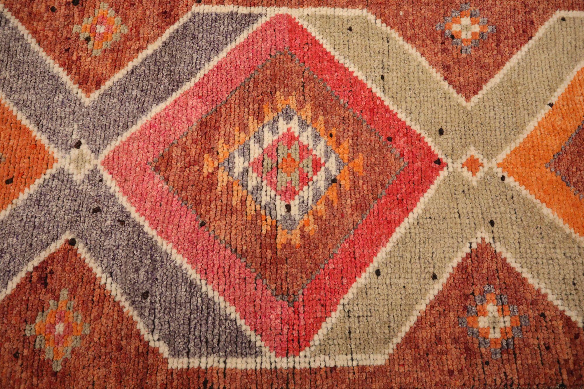 Scopri l'eleganza dell'Afghanistan Anatoly con il tappeto Runner di CIRCA 1970. Progettato con lana e OrangePinkRed, questo design esclusivo è perfetto per valorizzare il tuo spazio.