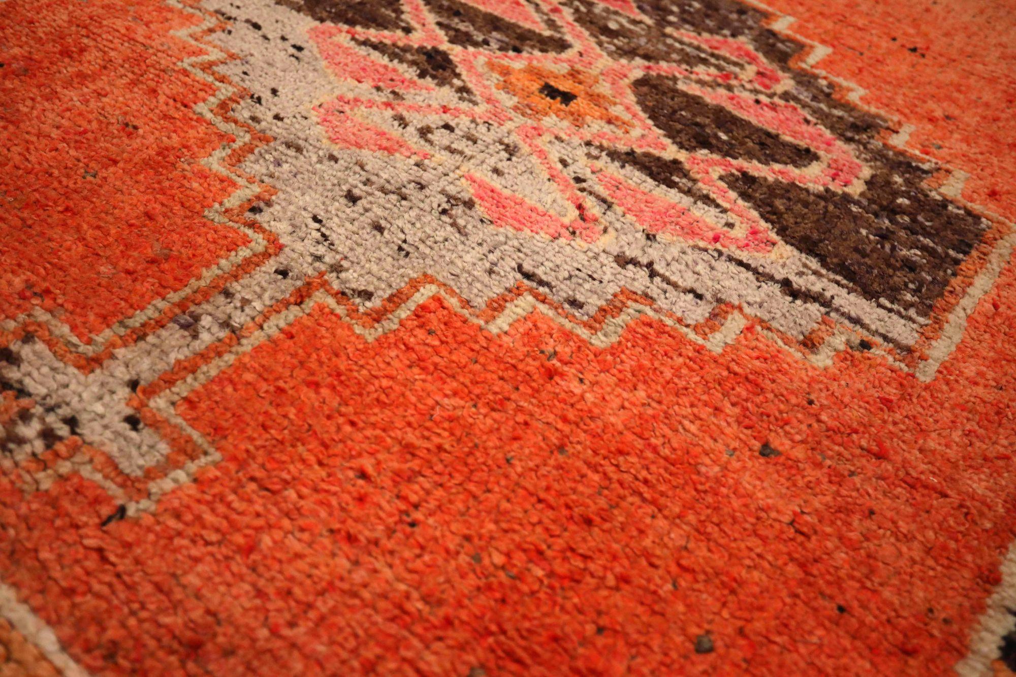Entdecken Sie die Eleganz von Afghanistan Anatoly mit dem Läufer Circa 1970. Dieses exklusive Design aus Wolle und OrangeRed ist perfekt, um Ihren Raum zu verschönern.