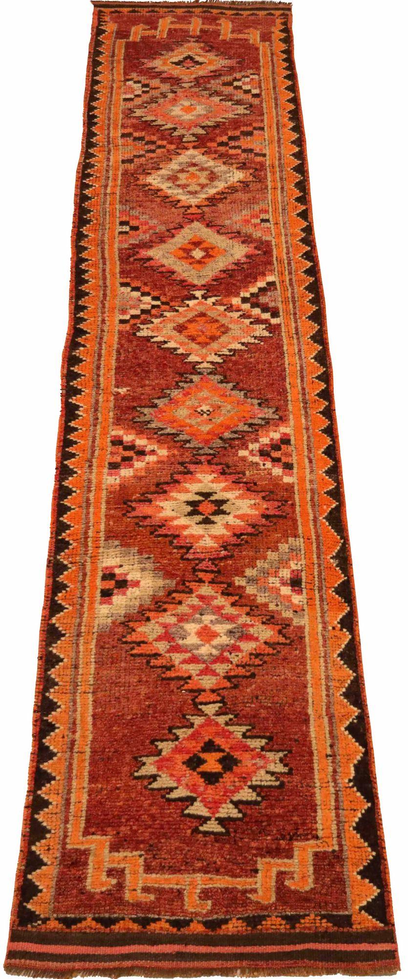 Entdecken Sie die Eleganz von Afghanistan Anatoly mit dem Läufer Circa 1970. Dieses exklusive Design aus Wolle und OrangeRed ist perfekt, um Ihren Raum zu verschönern.