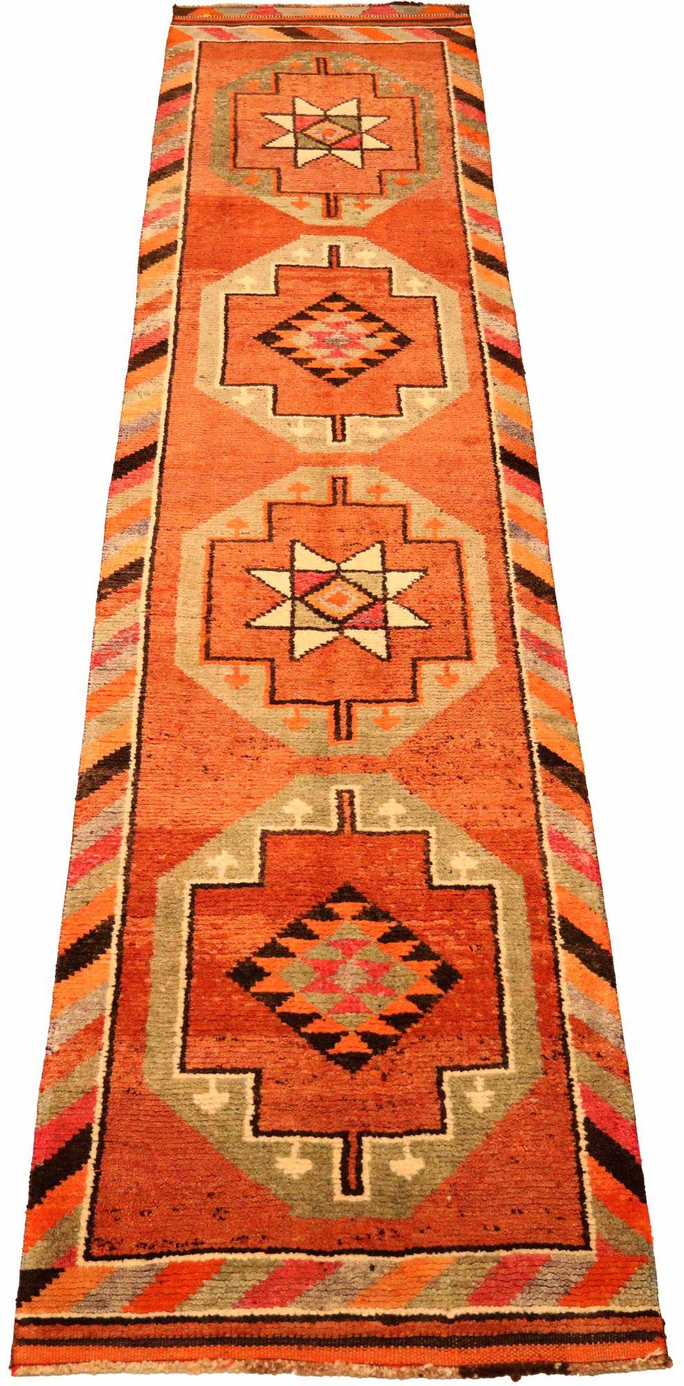 Entdecken Sie die Eleganz von Afghanistan Anatoly mit dem Läufer Circa 1970. Dieses exklusive Design aus Wolle und OrangeRed ist perfekt, um Ihren Raum zu verschönern.