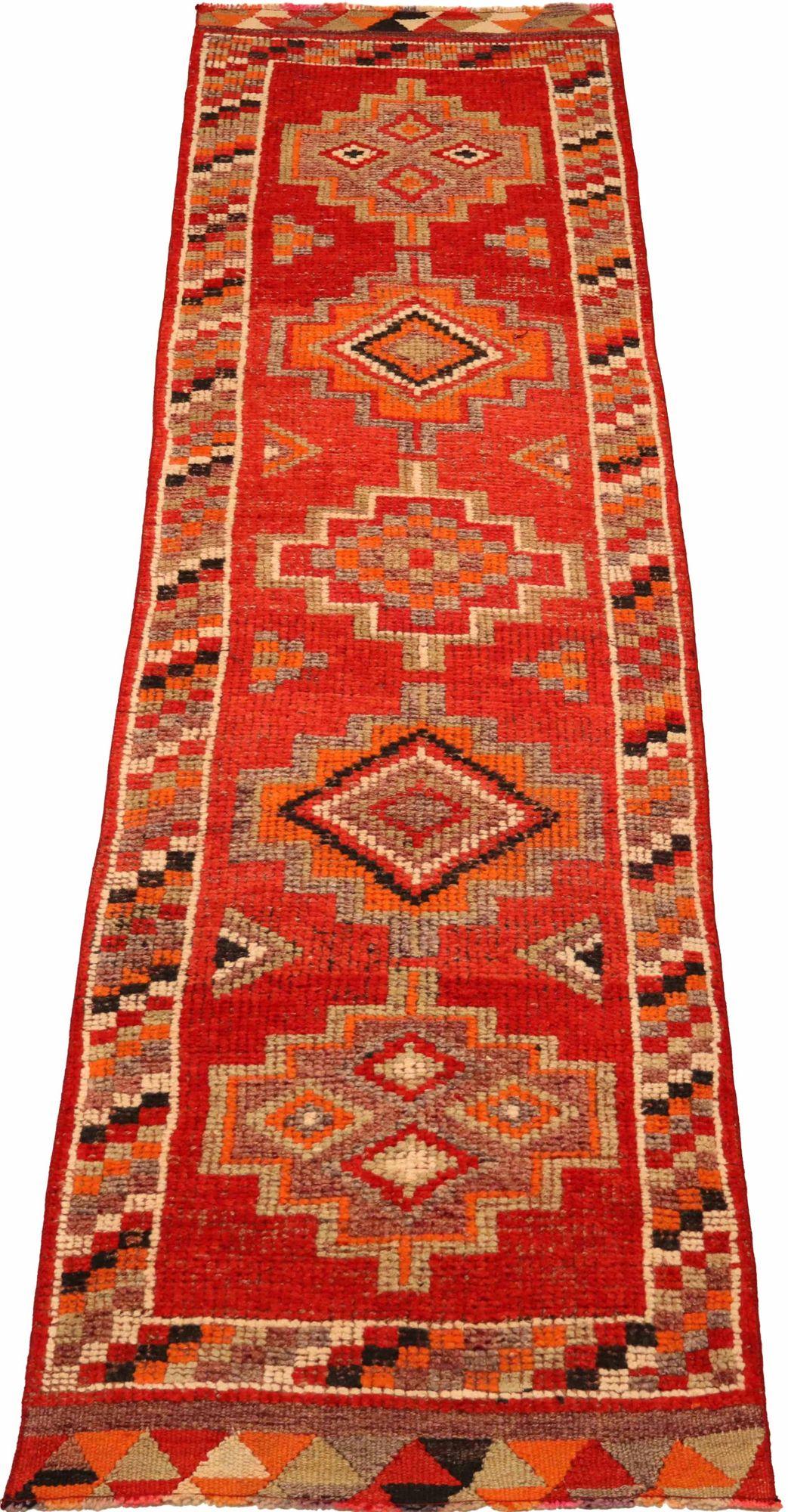 Entdecken Sie die Eleganz von Afghanistan Anatoly mit dem Läufer Circa 1970. Dieses exklusive Design aus Wolle und OrangeRed ist perfekt, um Ihren Raum zu verschönern.