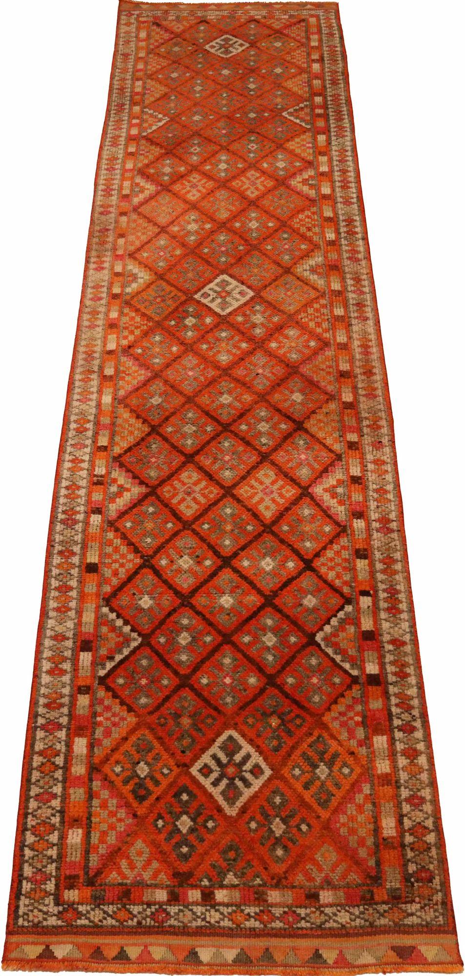 Entdecken Sie die Eleganz von Afghanistan Anatoly mit dem Läufer Circa 1970. Dieses exklusive Design aus Wolle und OrangeRed ist perfekt, um Ihren Raum zu verschönern.