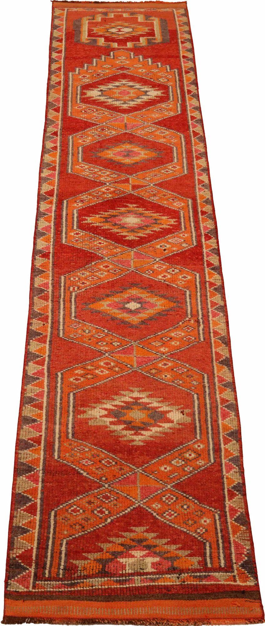 Entdecken Sie die Eleganz von Afghanistan Anatoly mit dem Läufer Circa 1970. Dieses exklusive Design aus Wolle und OrangeRed ist perfekt, um Ihren Raum zu verschönern.