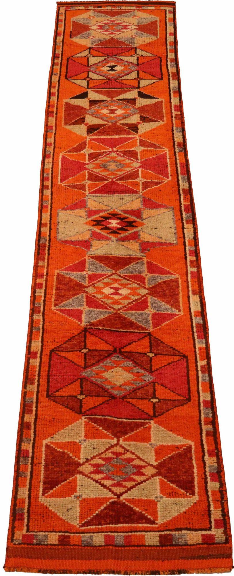 Entdecken Sie die Eleganz von Afghanistan Anatoly mit dem Läufer Circa 1970. Dieses exklusive Design aus Wolle und OrangeRed ist perfekt, um Ihren Raum zu verschönern.