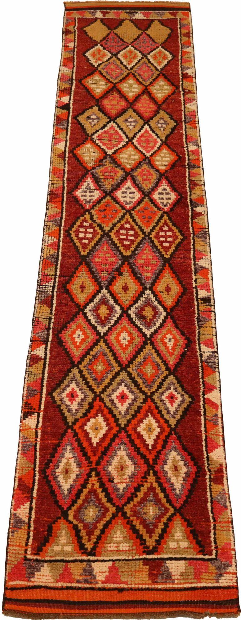 Entdecken Sie die Eleganz von Afghanistan Anatoly mit dem Läufer Circa 1970. Dieses exklusive Design aus Wolle und OrangeRed ist perfekt, um Ihren Raum zu verschönern.