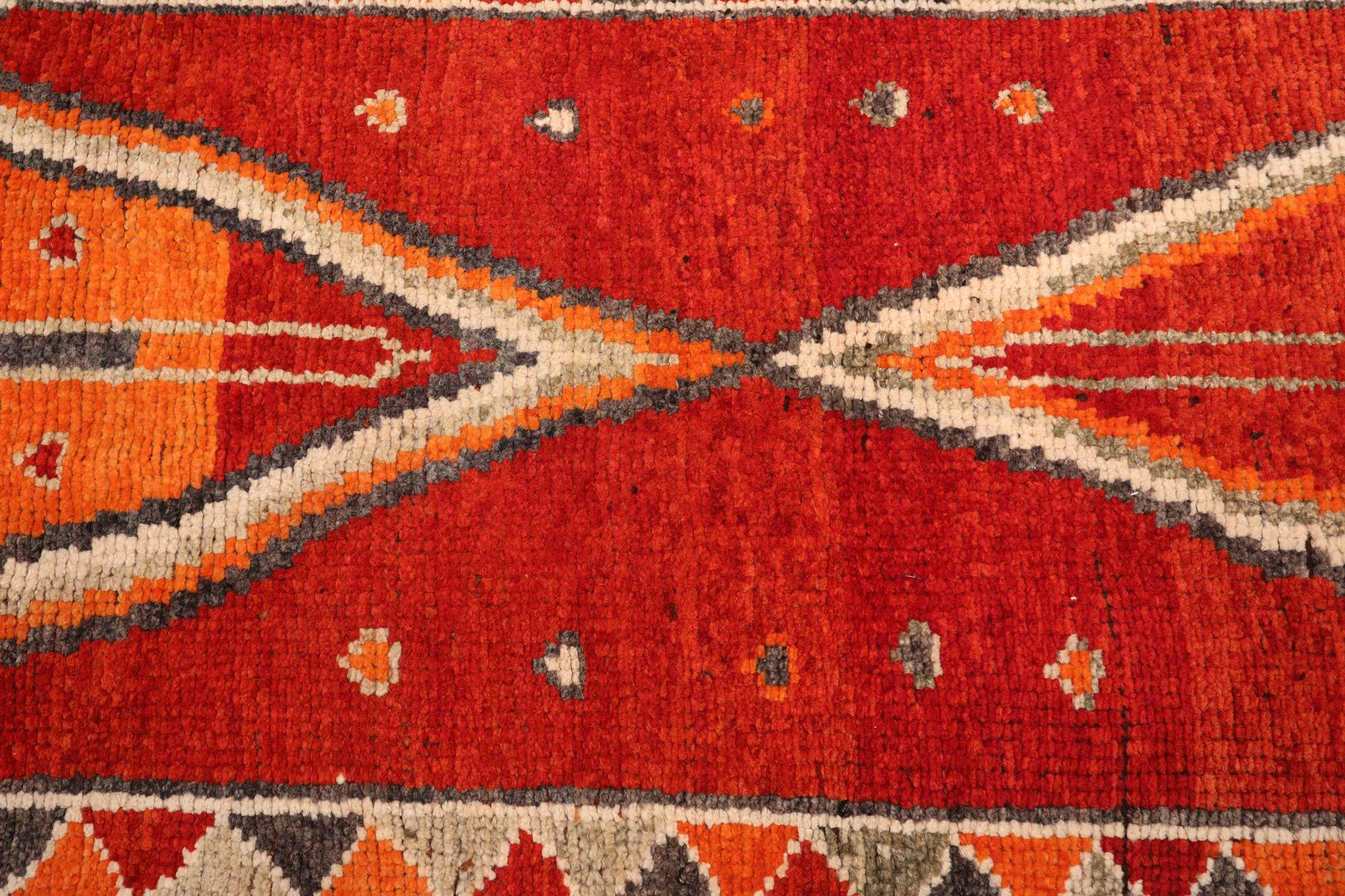 Entdecken Sie die Eleganz von Afghanistan Anatoly mit dem Läufer Circa 1970. Dieses exklusive Design aus Wolle und OrangeRed ist perfekt, um Ihren Raum zu verschönern.