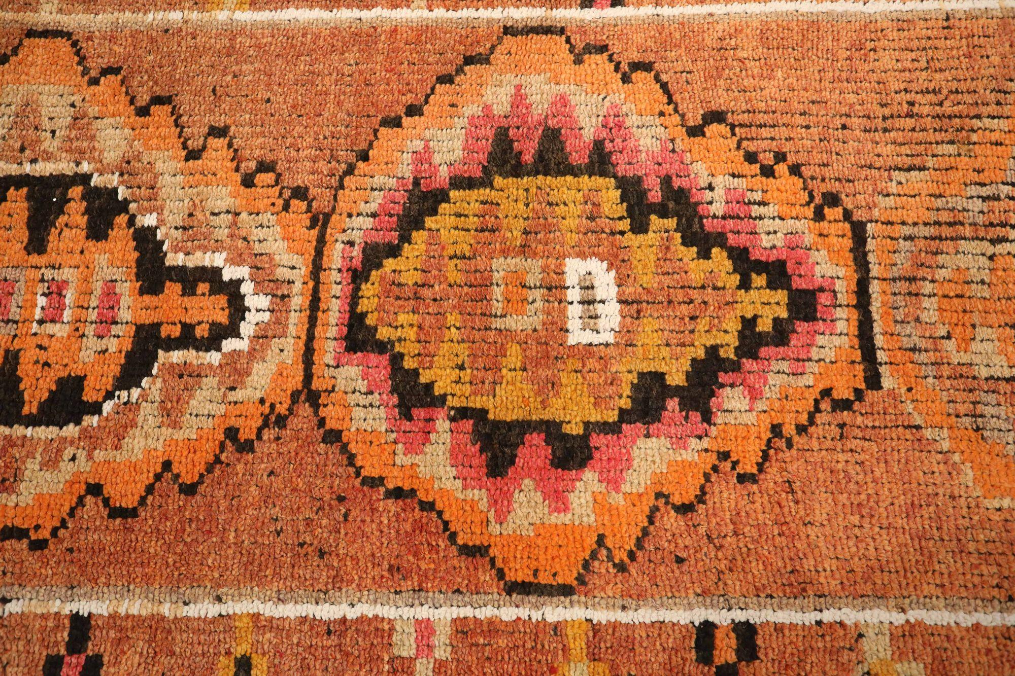 Entdecken Sie die Eleganz von Afghanistan Anatoly mit dem Läufer Circa 1970. Dieses exklusive Design aus Wolle und OrangeRed ist perfekt, um Ihren Raum zu verschönern.