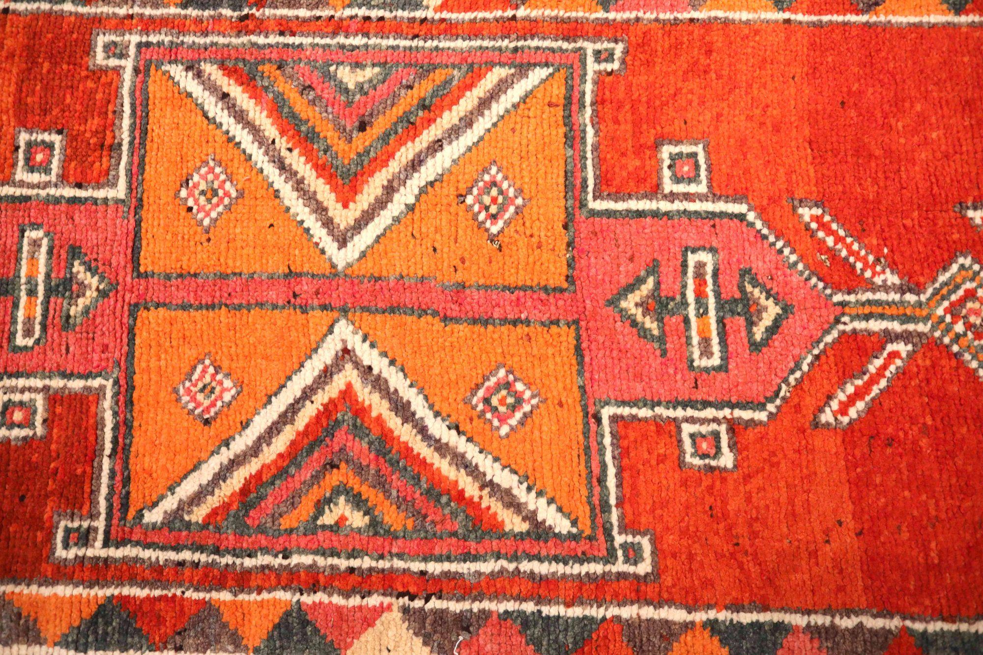 Entdecken Sie die Eleganz von Afghanistan Anatoly mit dem Läufer Circa 1970. Dieses exklusive Design aus Wolle und OrangeRed ist perfekt, um Ihren Raum zu verschönern.