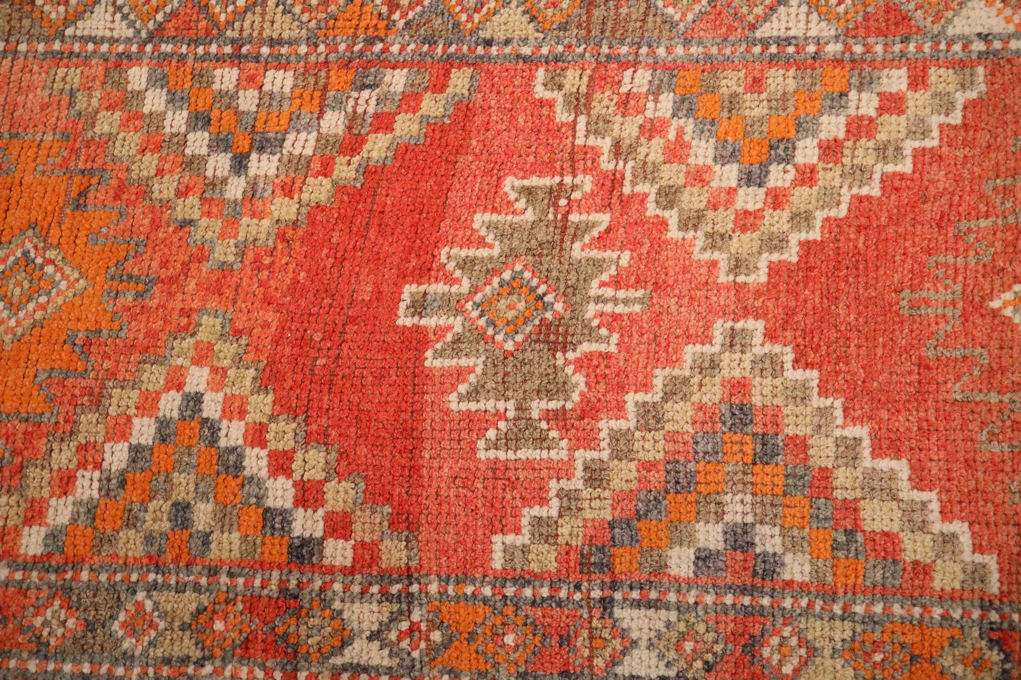 Entdecken Sie die Eleganz von Afghanistan Anatoly mit dem Läufer Circa 1970. Dieses exklusive Design aus Wolle und OrangeRed ist perfekt, um Ihren Raum zu verschönern.