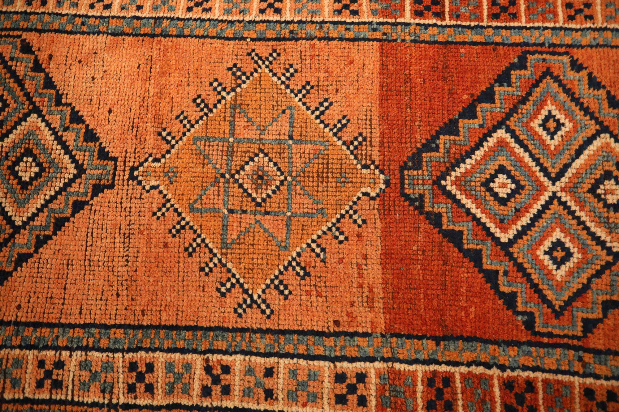 Entdecken Sie die Eleganz von Afghanistan Anatoly mit dem Läufer Circa 1970. Dieses exklusive Design aus Wolle und OrangeRed ist perfekt, um Ihren Raum zu verschönern.